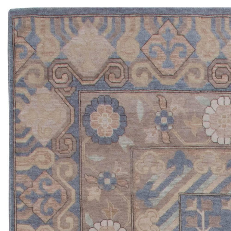 Traditional Oriental Inspired Rug For Sale at 1stdibs