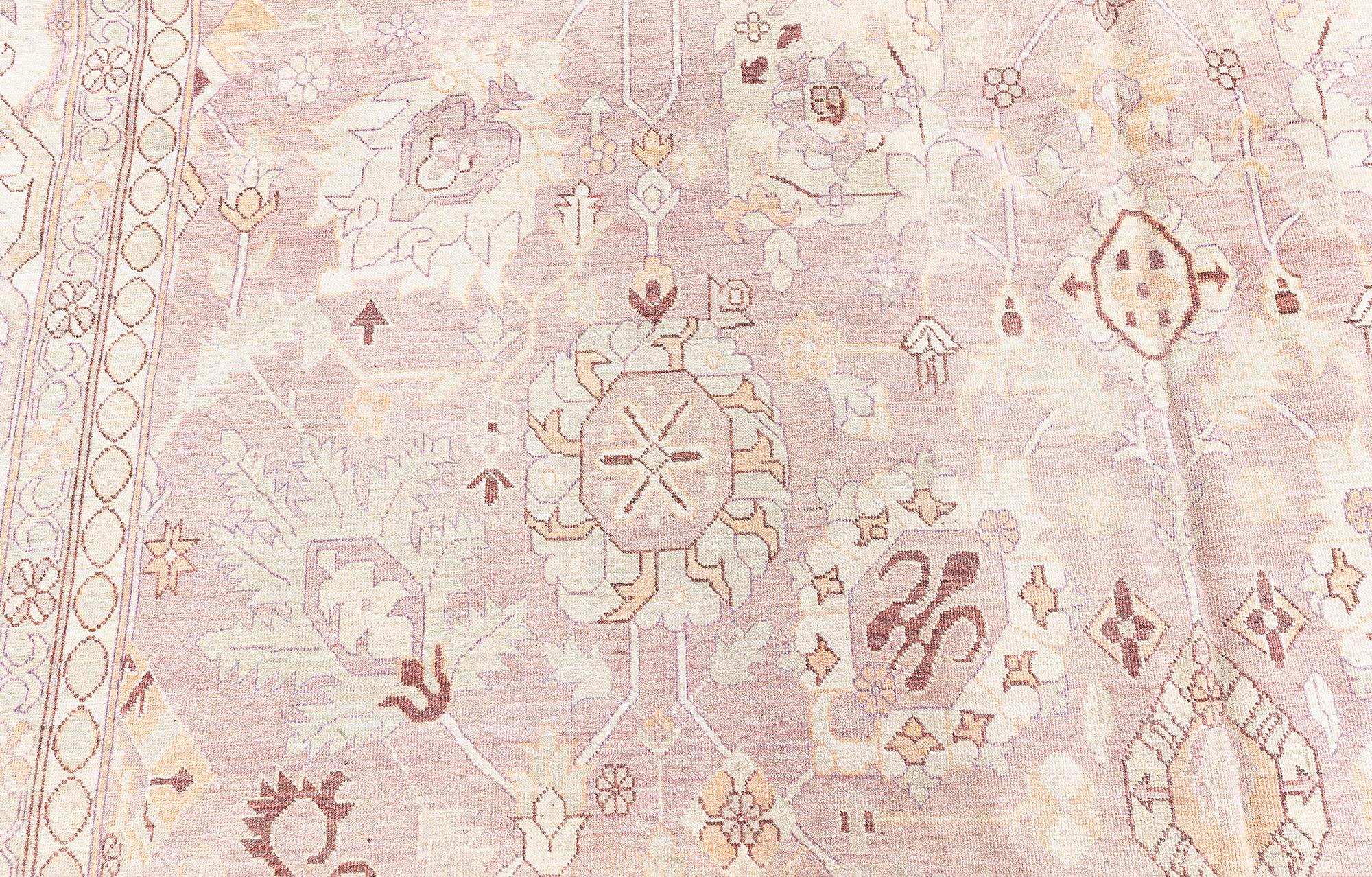 Annodato a mano Tappeto tradizionale di ispirazione orientale in lana Tabriz Beige di Doris Leslie Blau in vendita