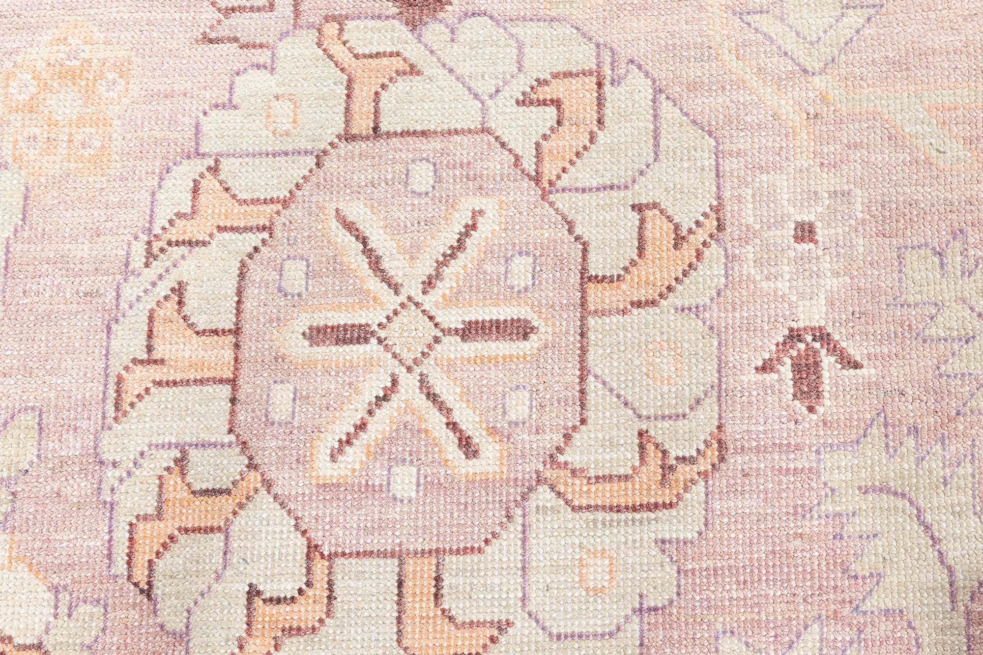 XXI secolo e contemporaneo Tappeto tradizionale di ispirazione orientale in lana Tabriz Beige di Doris Leslie Blau in vendita