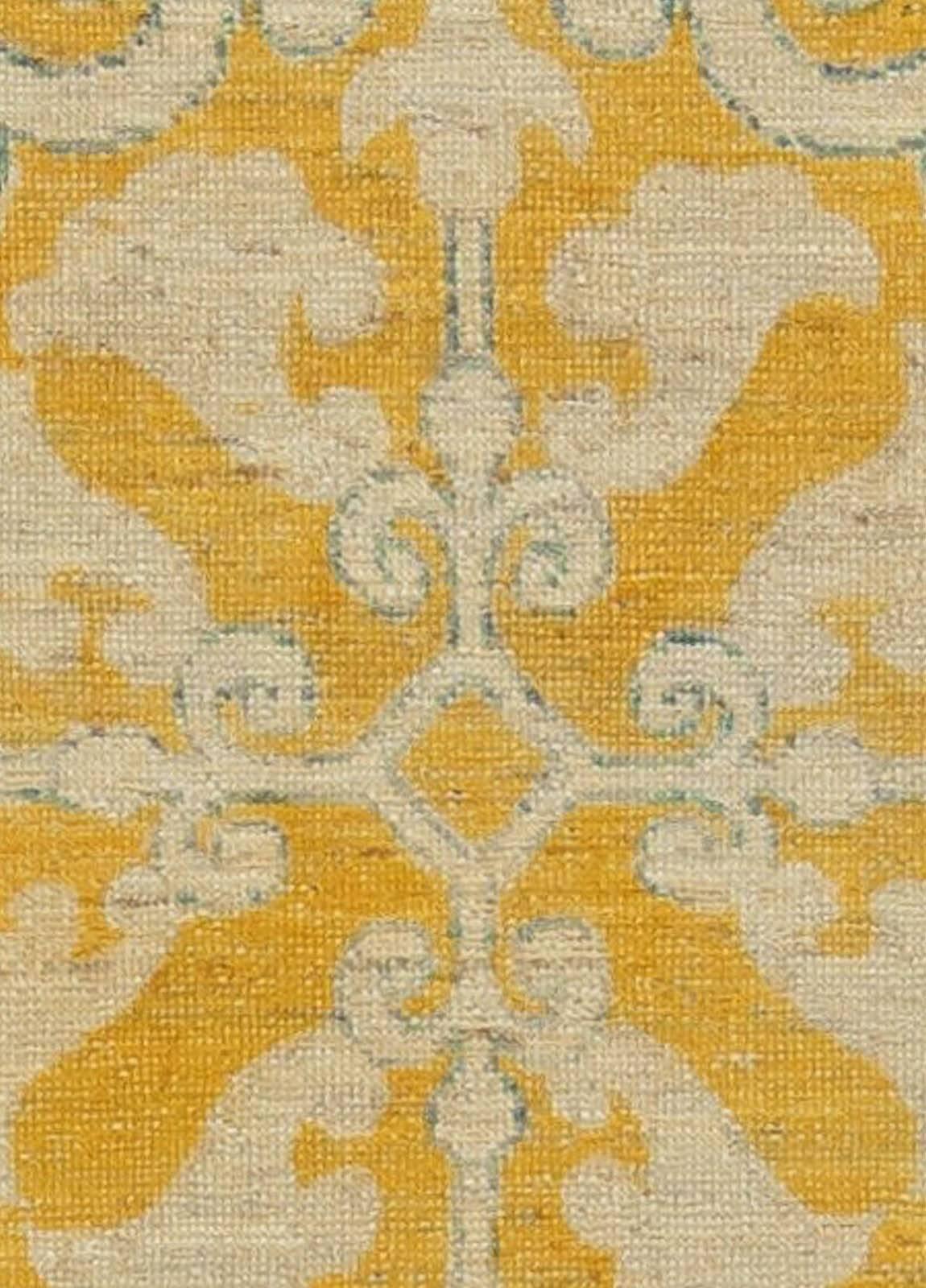 Traditioneller orientalisch inspirierter gelber handgefertigter Wollteppich von Doris Leslie Blau.
Größe: 2'10