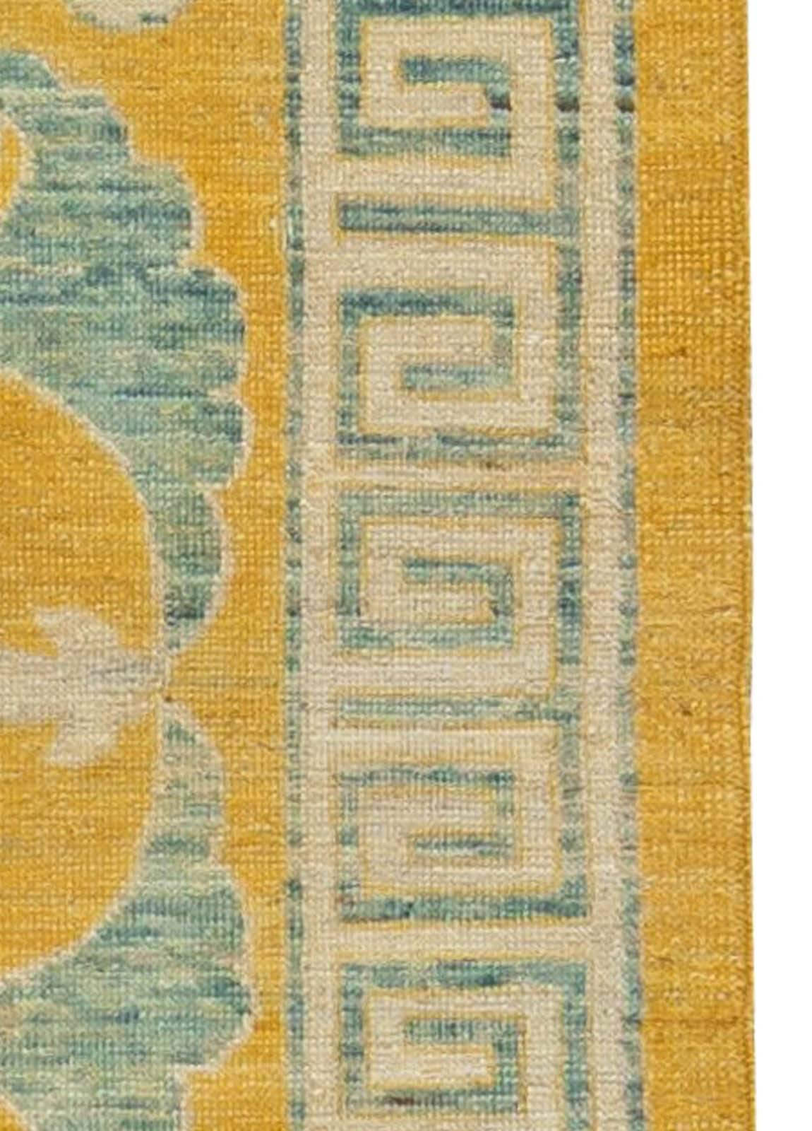 Traditioneller, orientalisch inspirierter gelber handgefertigter Wollteppich von Doris Leslie Blau (21. Jahrhundert und zeitgenössisch) im Angebot