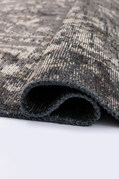 Traditional Oriental Luxury Hand-Finished Area Rug