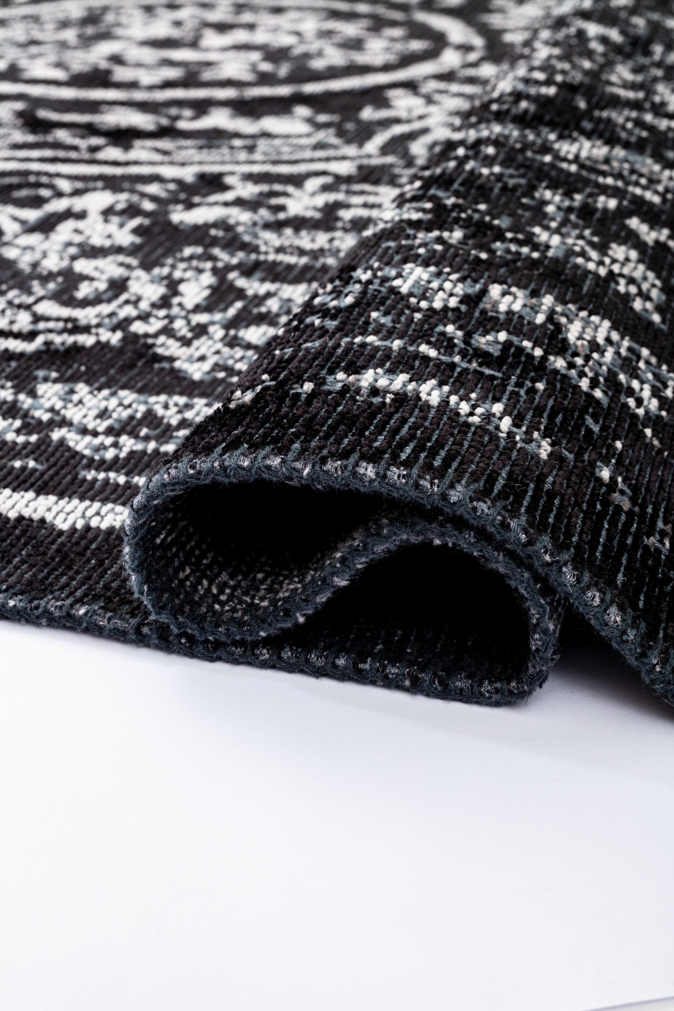 For Sale:  (Black) Traditional Oriental Luxury Hand-Finished Area Rug 2