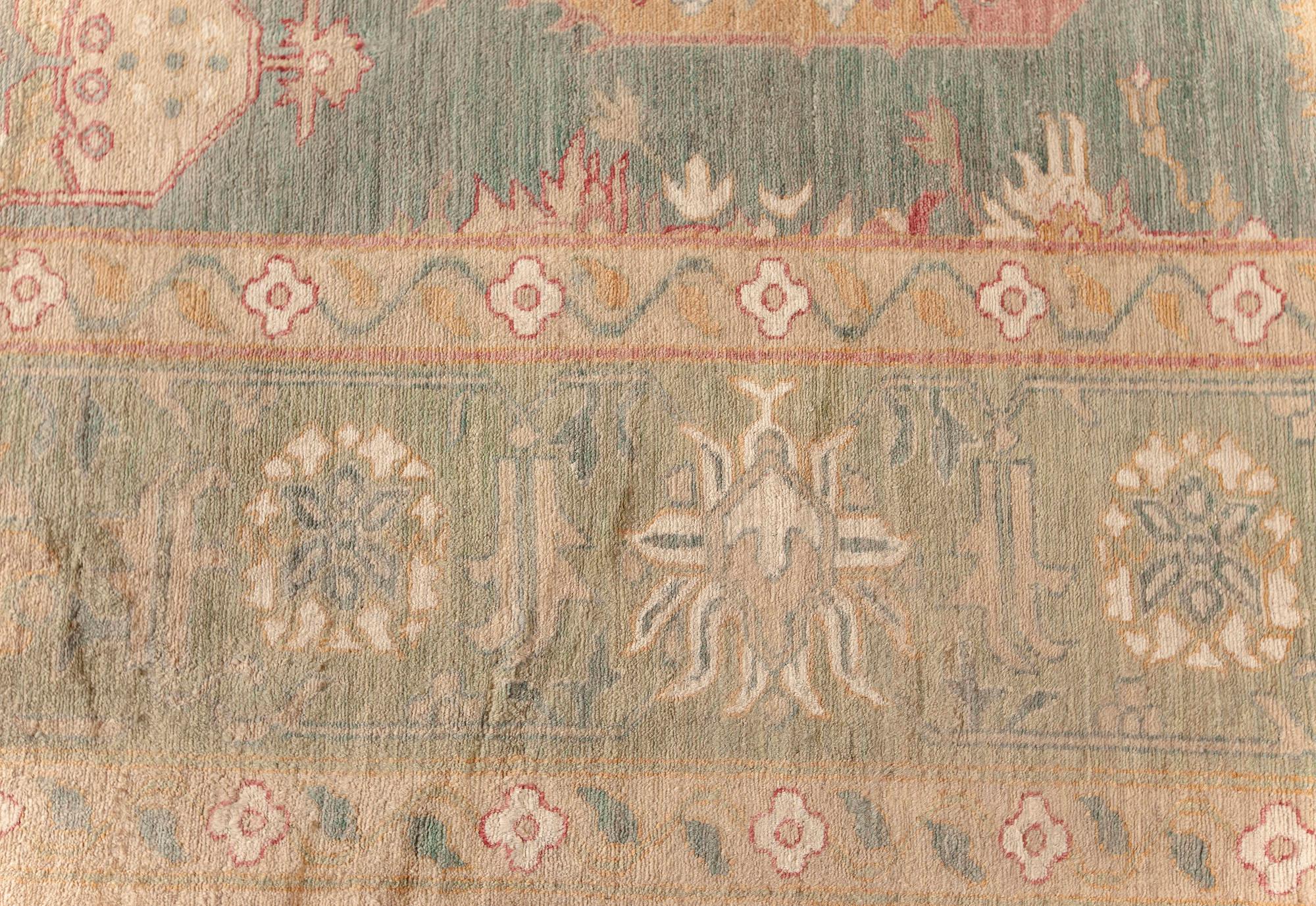 Traditioneller Oushak-Designteppich von Doris Leslie Blau.
Größe: 14'0