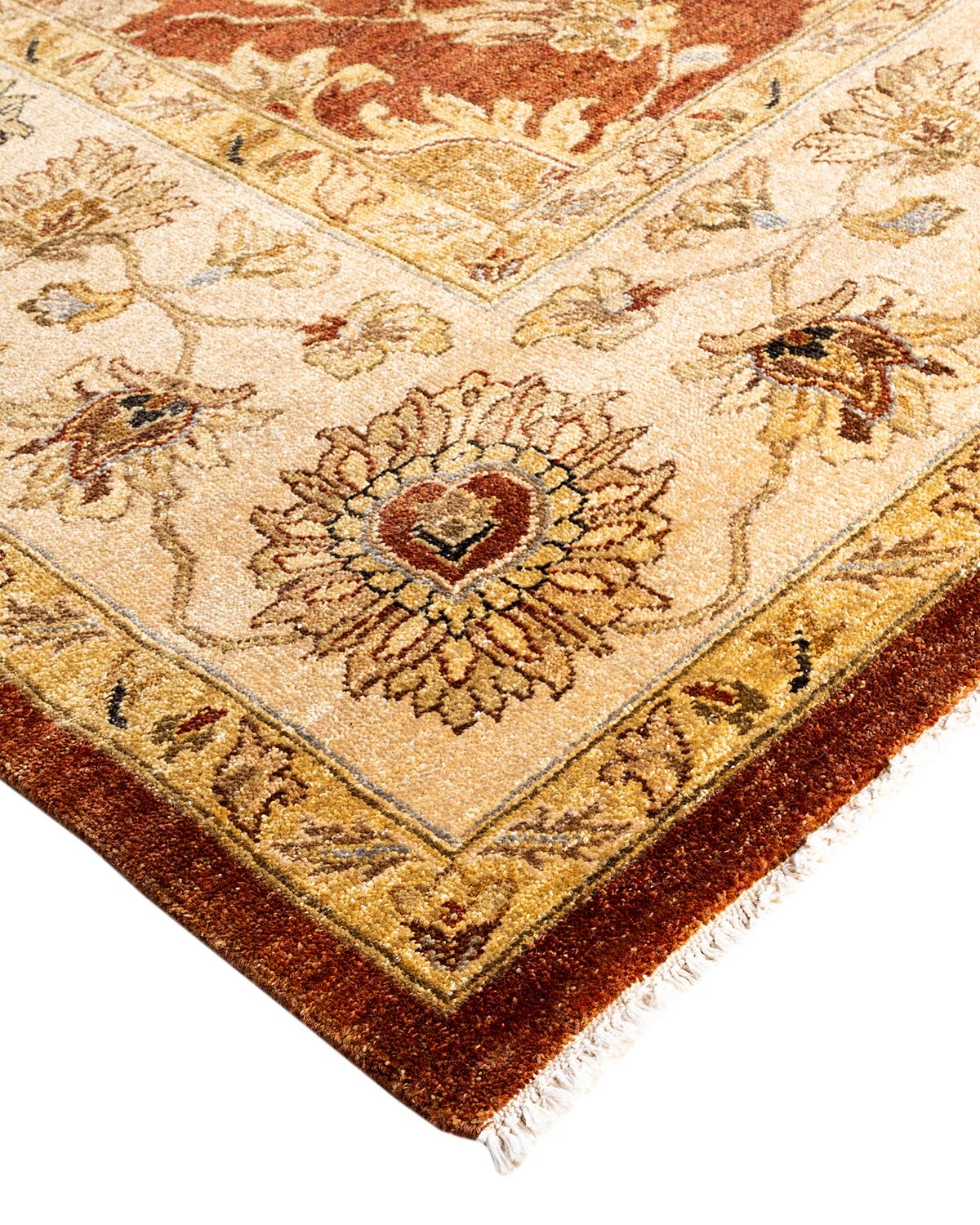 Originaires de ce qui est aujourd'hui la Turquie, il y a plusieurs siècles, les tapis Oushak sont depuis longtemps recherchés pour leurs motifs complexes, leurs couleurs luxuriantes mais subtiles et leur doux lustre. Ces tapis perpétuent cette