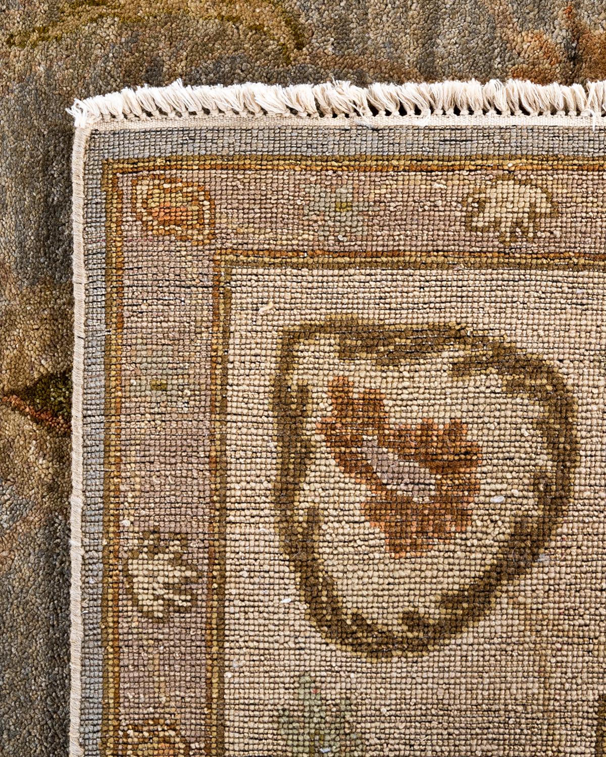 Traditioneller handgeknüpfter Oushak-Teppich aus grauer Wolle mit Blumenmuster 7' 10