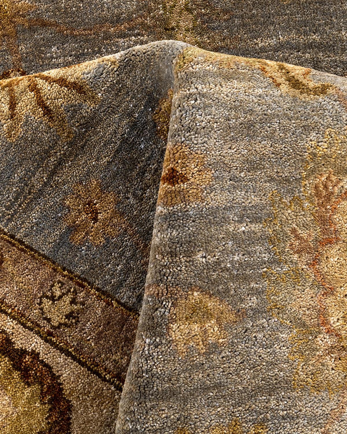 Traditioneller handgeknüpfter Oushak-Teppich aus grauer Wolle mit Blumenmuster 7' 10
