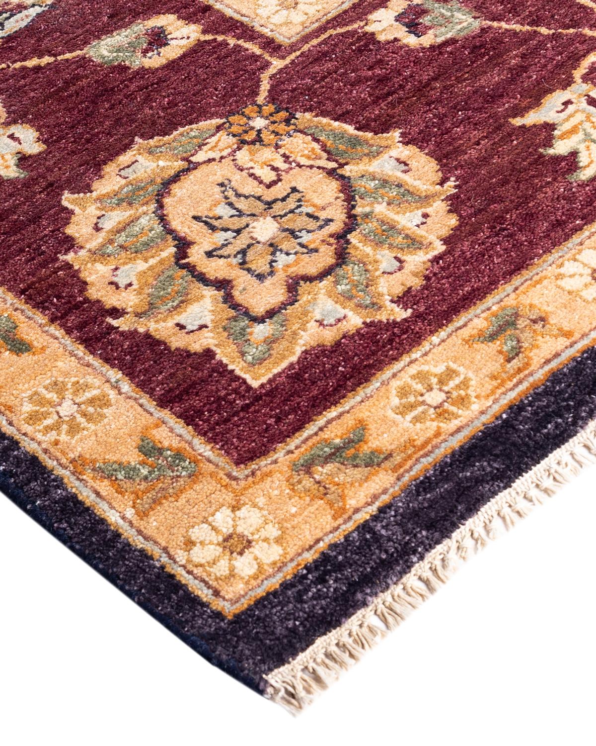 Originaires de ce qui est aujourd'hui la Turquie, il y a plusieurs siècles, les tapis Oushak sont depuis longtemps recherchés pour leurs motifs complexes, leurs couleurs luxuriantes mais subtiles et leur doux lustre. Ces tapis perpétuent cette