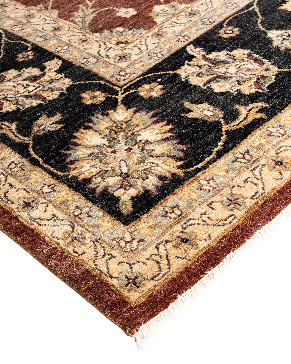 Originaires de ce qui est aujourd'hui la Turquie, il y a plusieurs siècles, les tapis Oushak sont depuis longtemps recherchés pour leurs motifs complexes, leurs couleurs luxuriantes mais subtiles et leur doux lustre. Ces tapis perpétuent cette