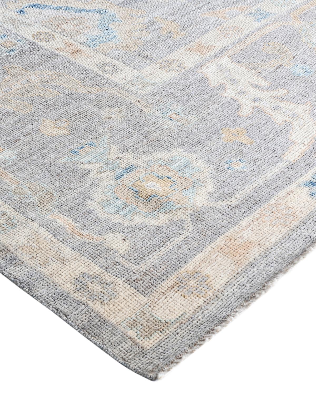Originaires de ce qui est aujourd'hui la Turquie, il y a plusieurs siècles, les tapis Oushak sont depuis longtemps recherchés pour leurs motifs complexes, leurs couleurs luxuriantes mais subtiles et leur doux lustre. Ces tapis perpétuent cette