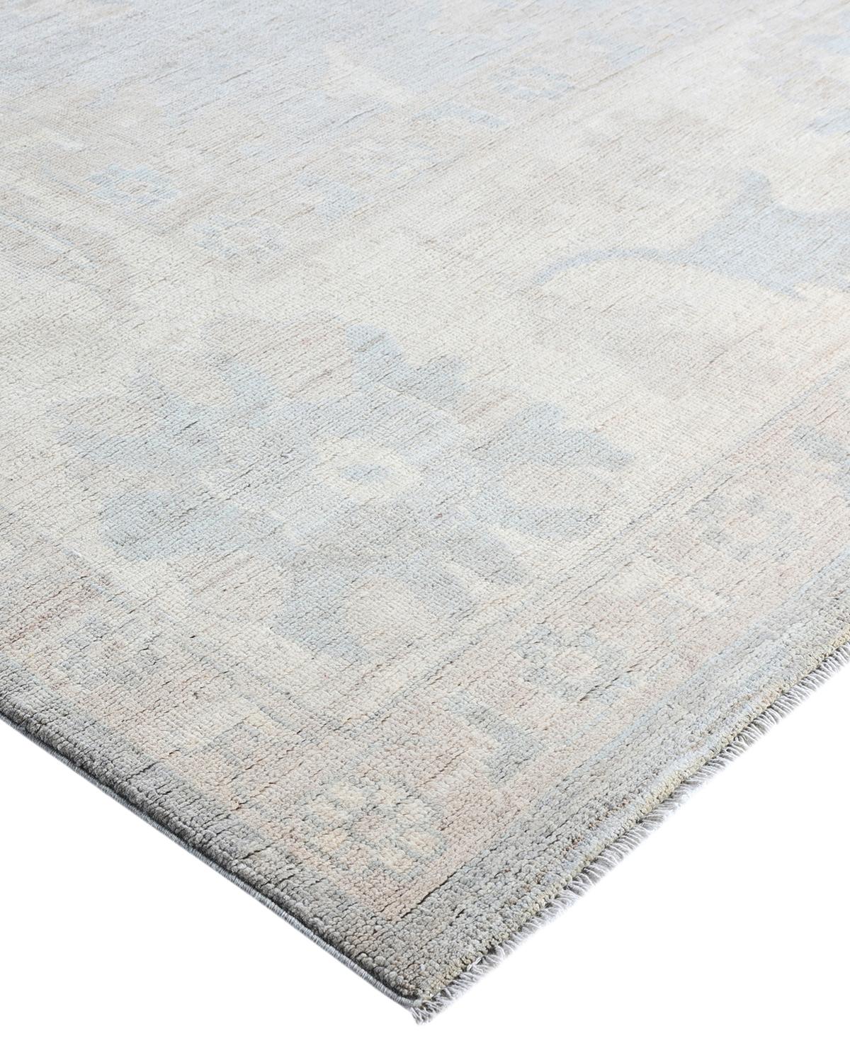 Originaires de ce qui est aujourd'hui la Turquie, il y a plusieurs siècles, les tapis Oushak sont depuis longtemps recherchés pour leurs motifs complexes, leurs couleurs luxuriantes mais subtiles et leur doux lustre. Ces tapis perpétuent cette