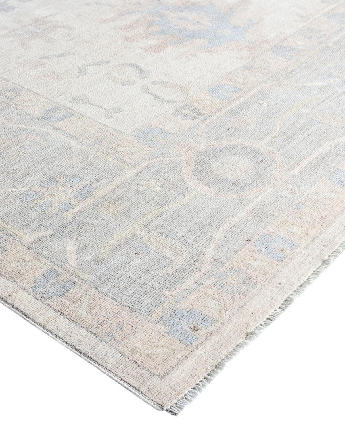 Originaires de ce qui est aujourd'hui la Turquie, il y a plusieurs siècles, les tapis Oushak sont depuis longtemps recherchés pour leurs motifs complexes, leurs couleurs luxuriantes mais subtiles et leur doux lustre. Ces tapis perpétuent cette