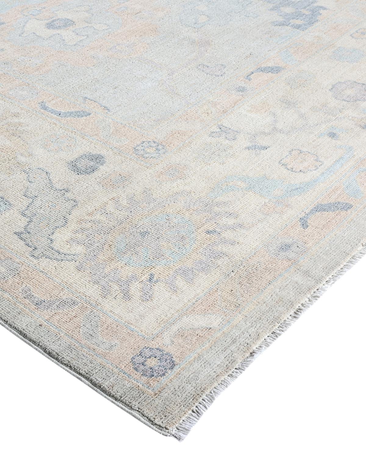 Originaires de ce qui est aujourd'hui la Turquie, il y a plusieurs siècles, les tapis Oushak sont depuis longtemps recherchés pour leurs motifs complexes, leurs couleurs luxuriantes mais subtiles et leur doux lustre. Ces tapis perpétuent cette