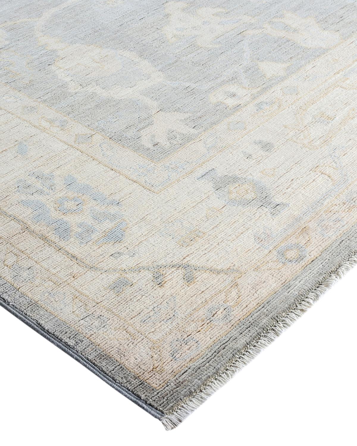 Originaires de ce qui est aujourd'hui la Turquie, il y a plusieurs siècles, les tapis Oushak sont depuis longtemps recherchés pour leurs motifs complexes, leurs couleurs luxuriantes mais subtiles et leur doux lustre. Ces tapis perpétuent cette