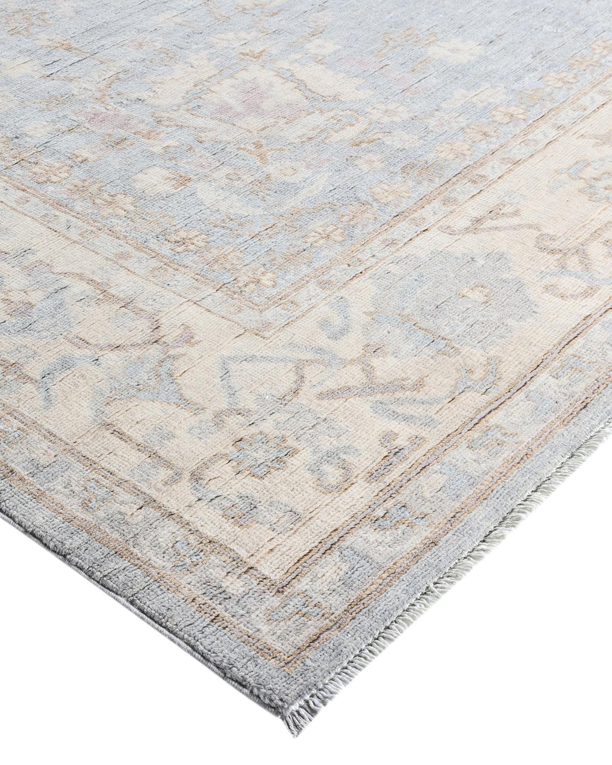 Originaires de ce qui est aujourd'hui la Turquie, il y a plusieurs siècles, les tapis Oushak sont depuis longtemps recherchés pour leurs motifs complexes, leurs couleurs luxuriantes mais subtiles et leur doux lustre. Ces tapis perpétuent cette