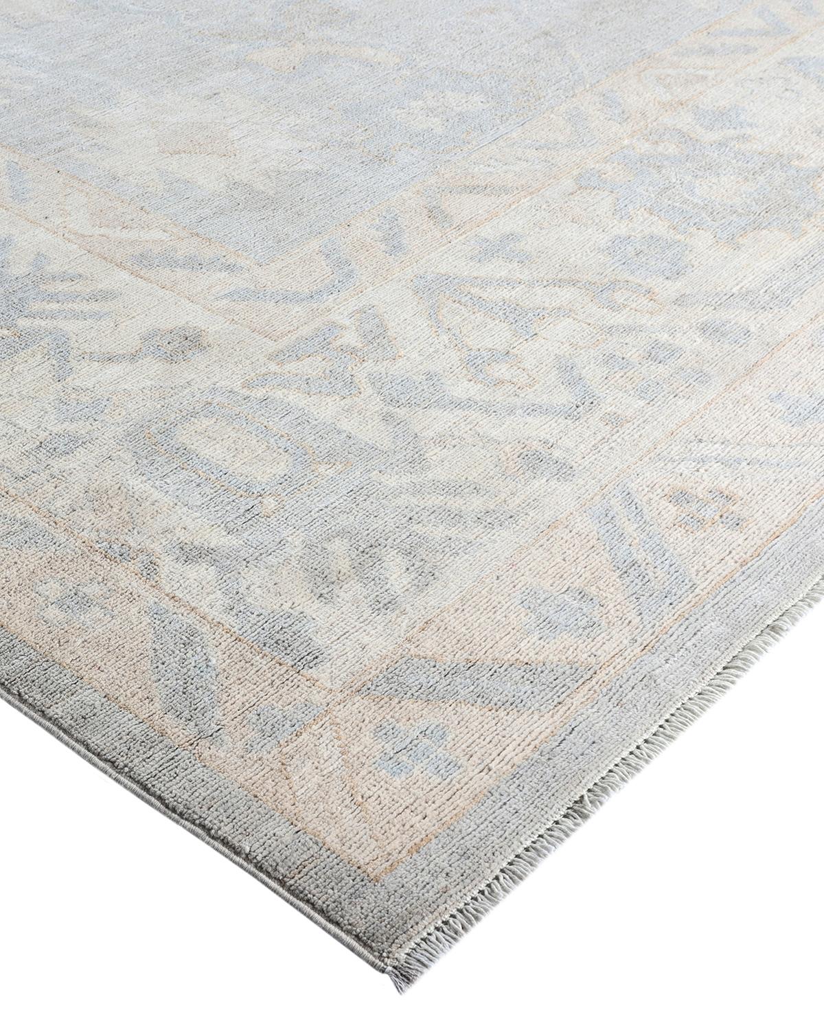 Originaires de ce qui est aujourd'hui la Turquie, il y a plusieurs siècles, les tapis Oushak sont depuis longtemps recherchés pour leurs motifs complexes, leurs couleurs luxuriantes mais subtiles et leur doux lustre. Ces tapis perpétuent cette