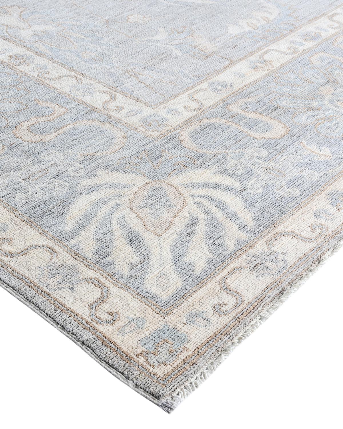 Originaires de ce qui est aujourd'hui la Turquie, il y a plusieurs siècles, les tapis Oushak sont depuis longtemps recherchés pour leurs motifs complexes, leurs couleurs luxuriantes mais subtiles et leur doux lustre. Ces tapis perpétuent cette