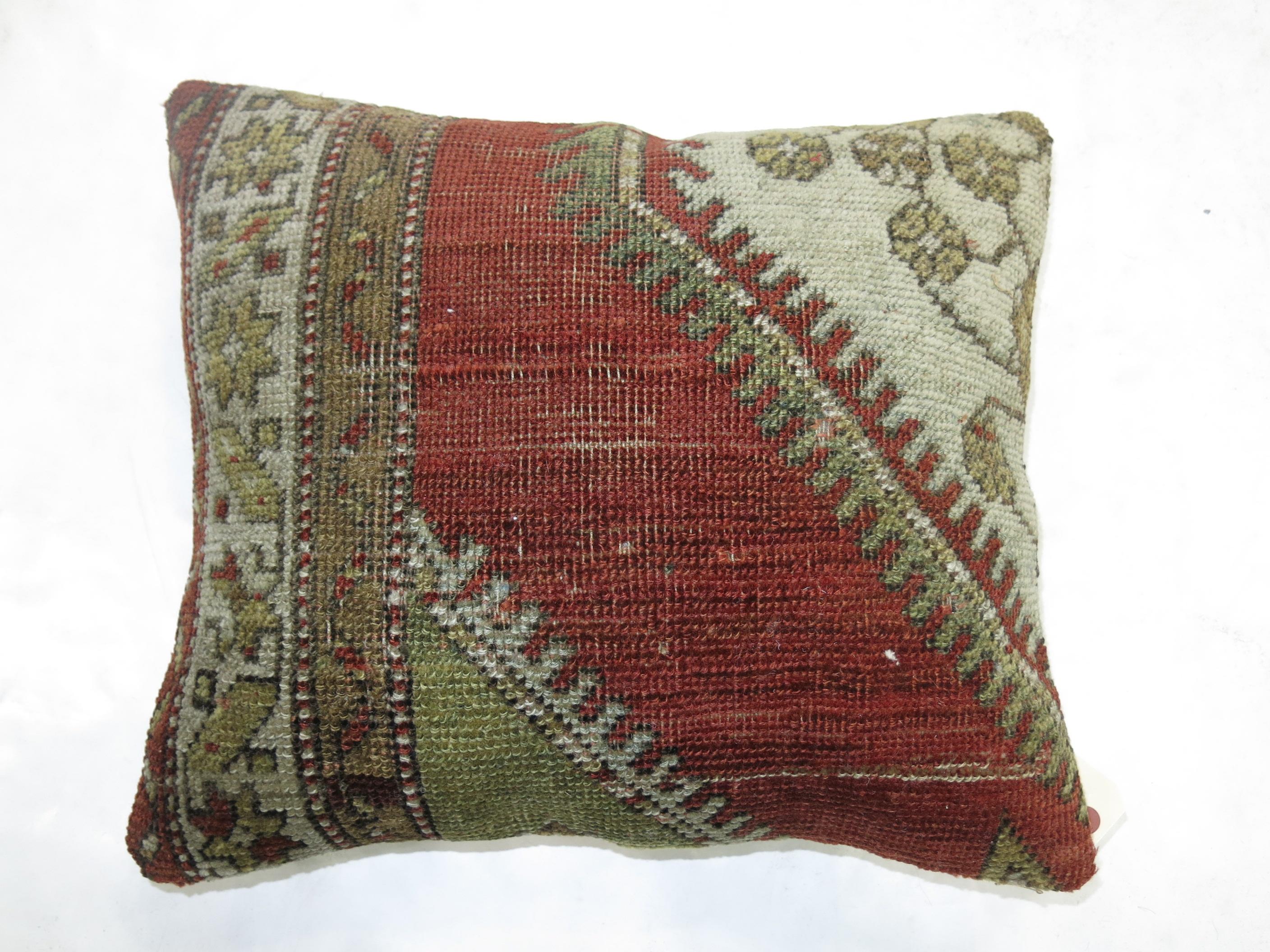 Traditional Oushak Rug Pillow In Good Condition For Sale In New York, NY