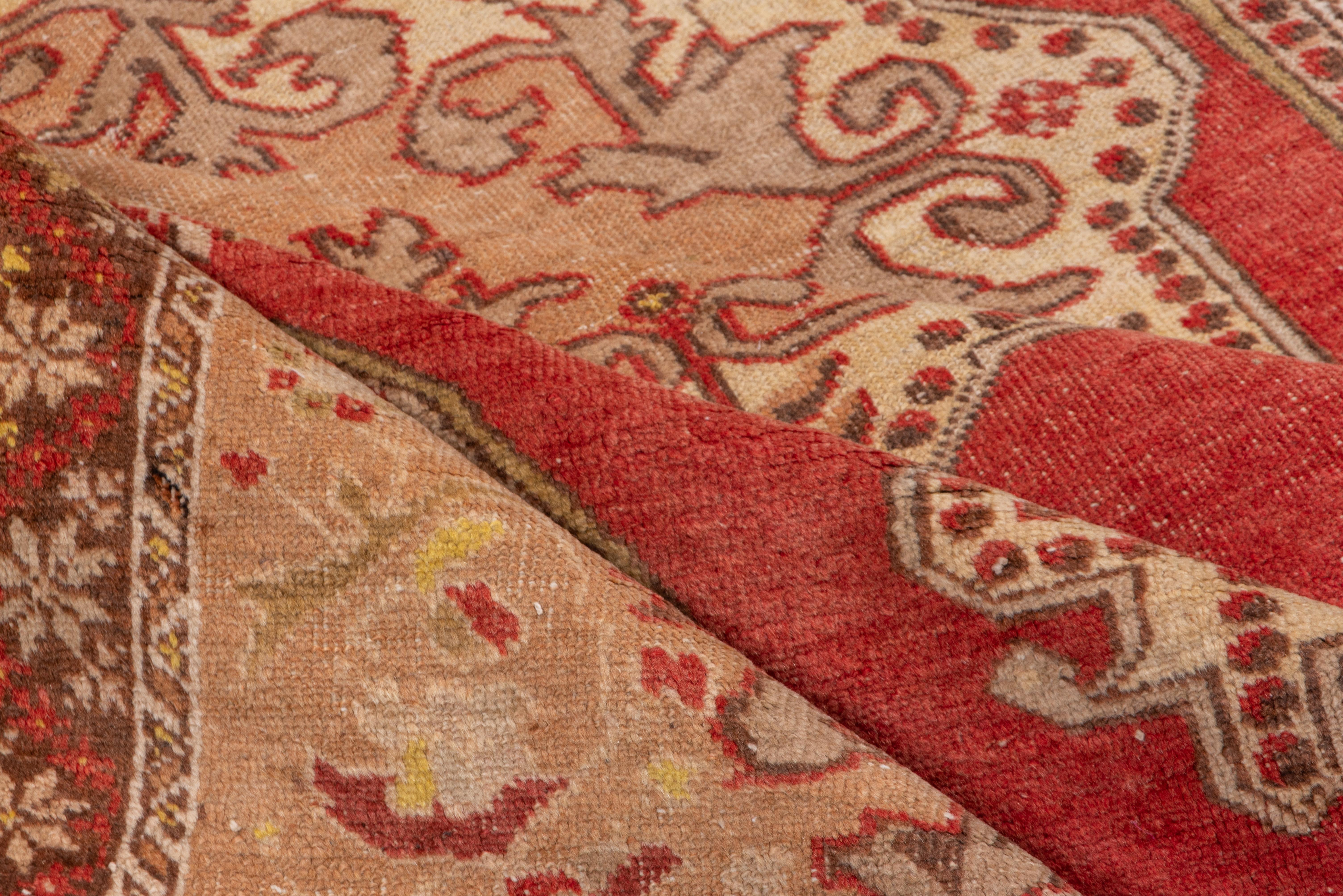Oushak-Teppich, rotes Feld, traditioneller Stil im Zustand „Gut“ im Angebot in New York, NY