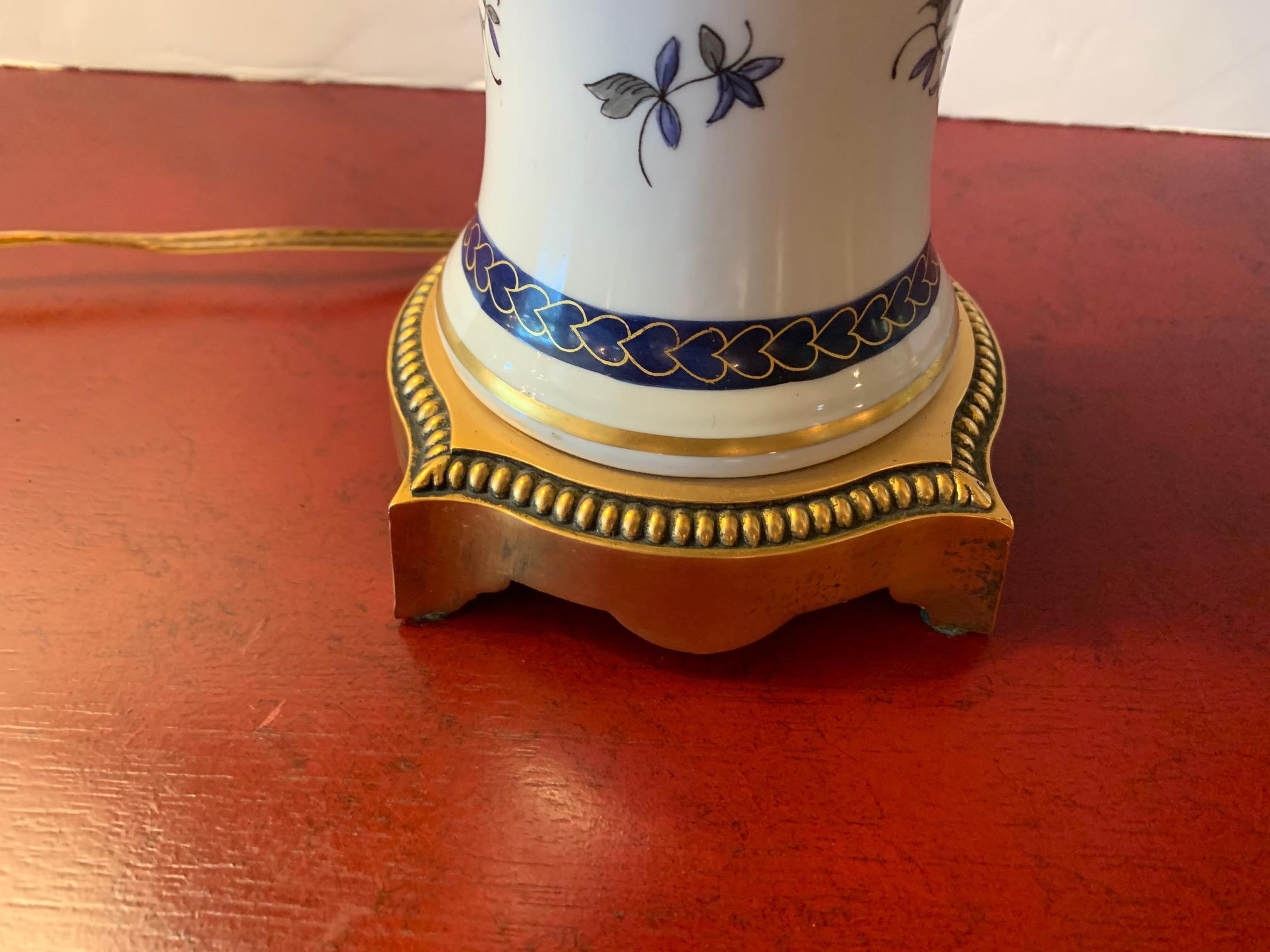 Traditional Pair of Chinese Armorial Crest Porcelain Table Lamps In Good Condition In Hopewell, NJ