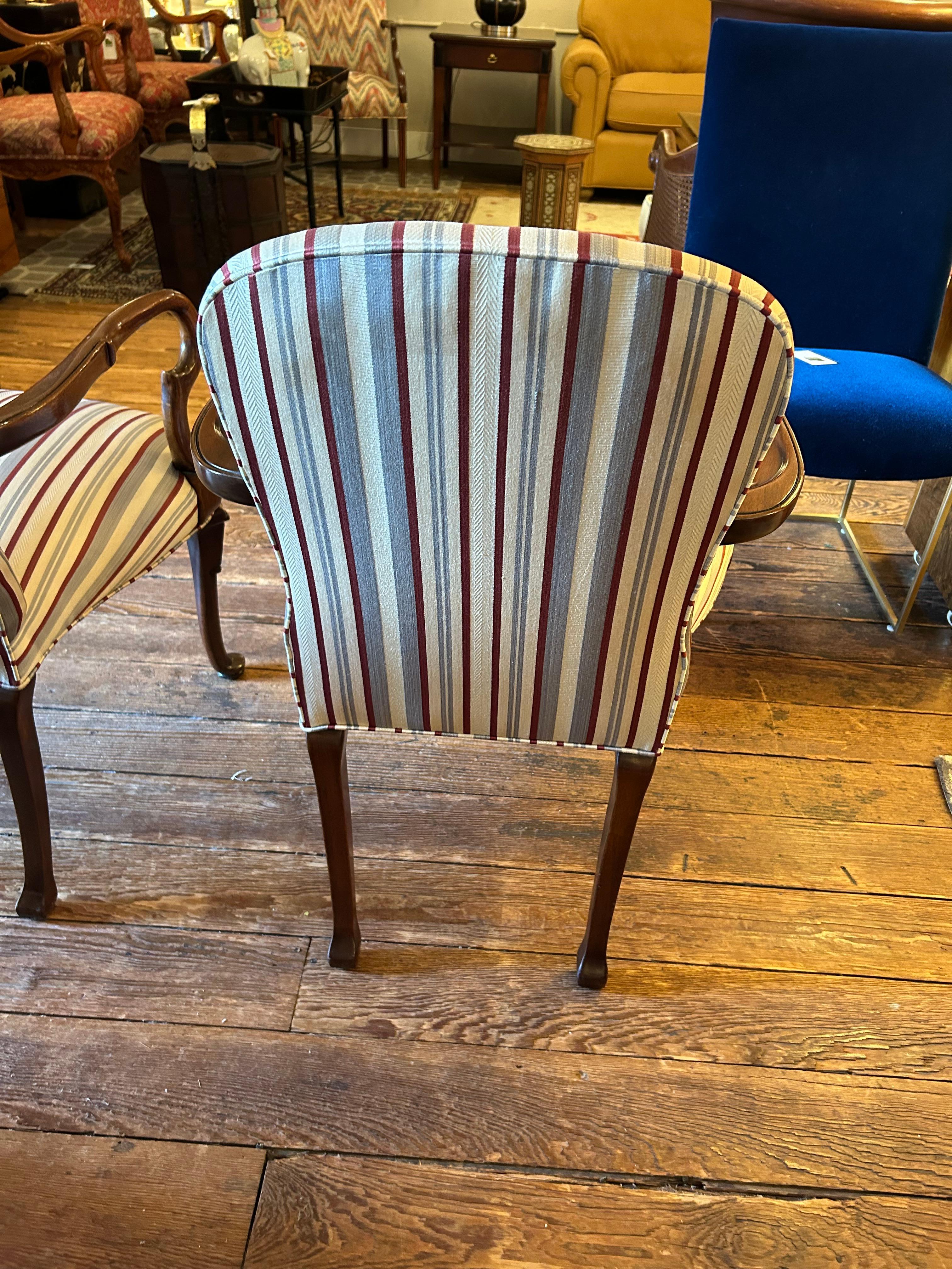 Traditionelles Paar Mahagoni & gepolsterte Armstühle im Angebot 3