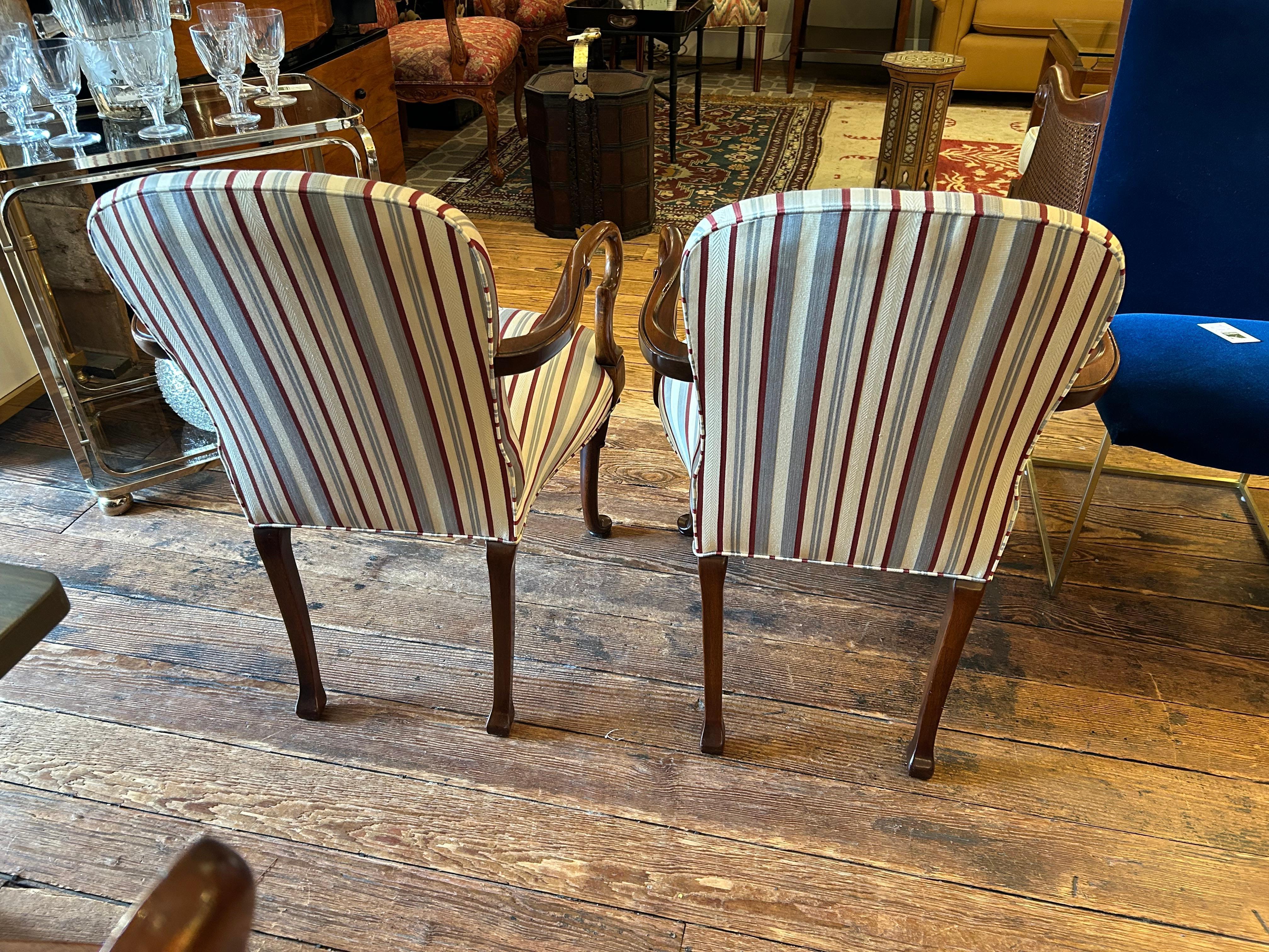 Traditionelles Paar Mahagoni & gepolsterte Armstühle im Angebot 4