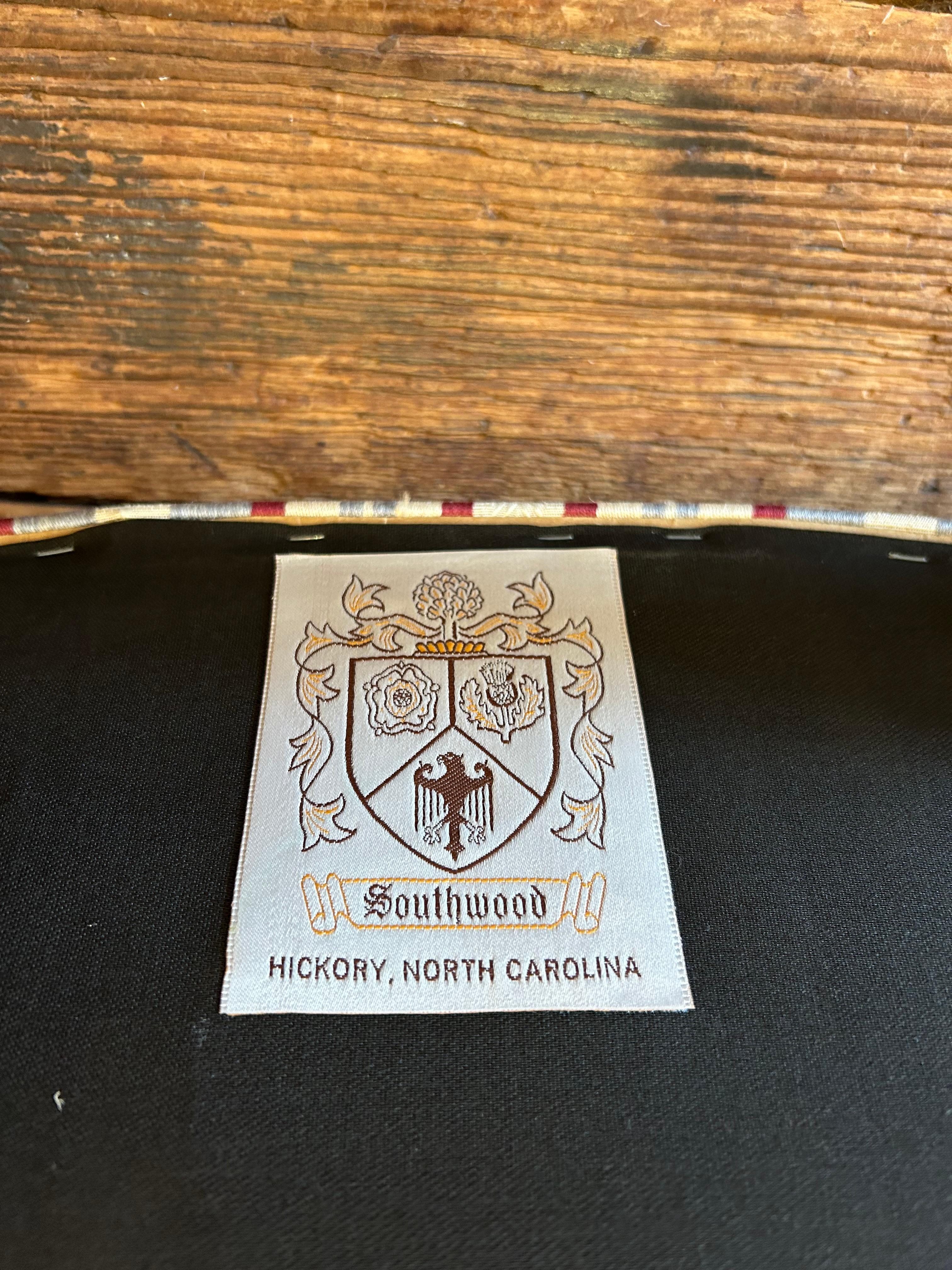 Traditionelles Paar Mahagoni & gepolsterte Armstühle im Angebot 5