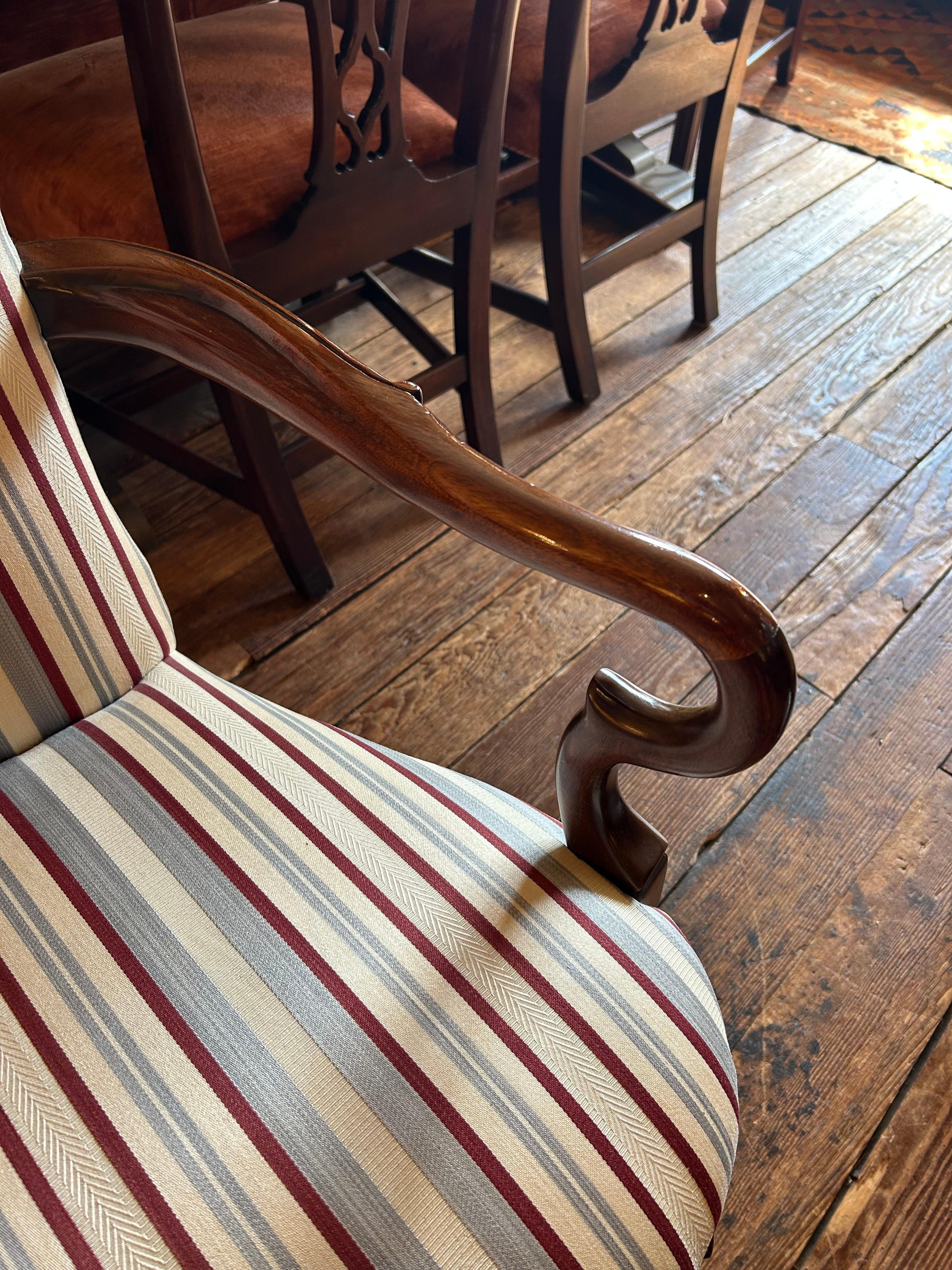 Traditionelles Paar Mahagoni & gepolsterte Armstühle (amerikanisch) im Angebot