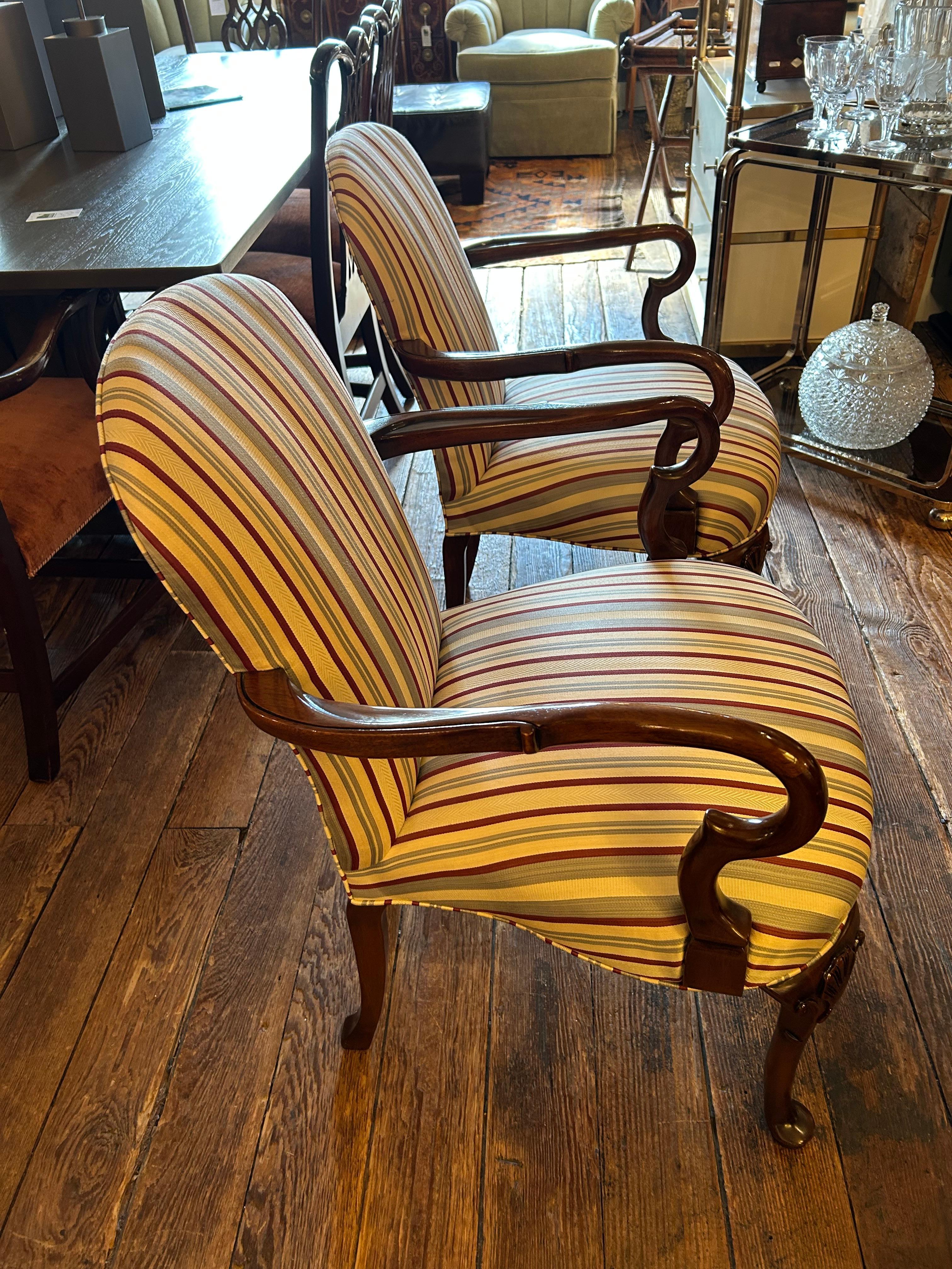 Traditionelles Paar Mahagoni & gepolsterte Armstühle im Zustand „Gut“ im Angebot in Hopewell, NJ