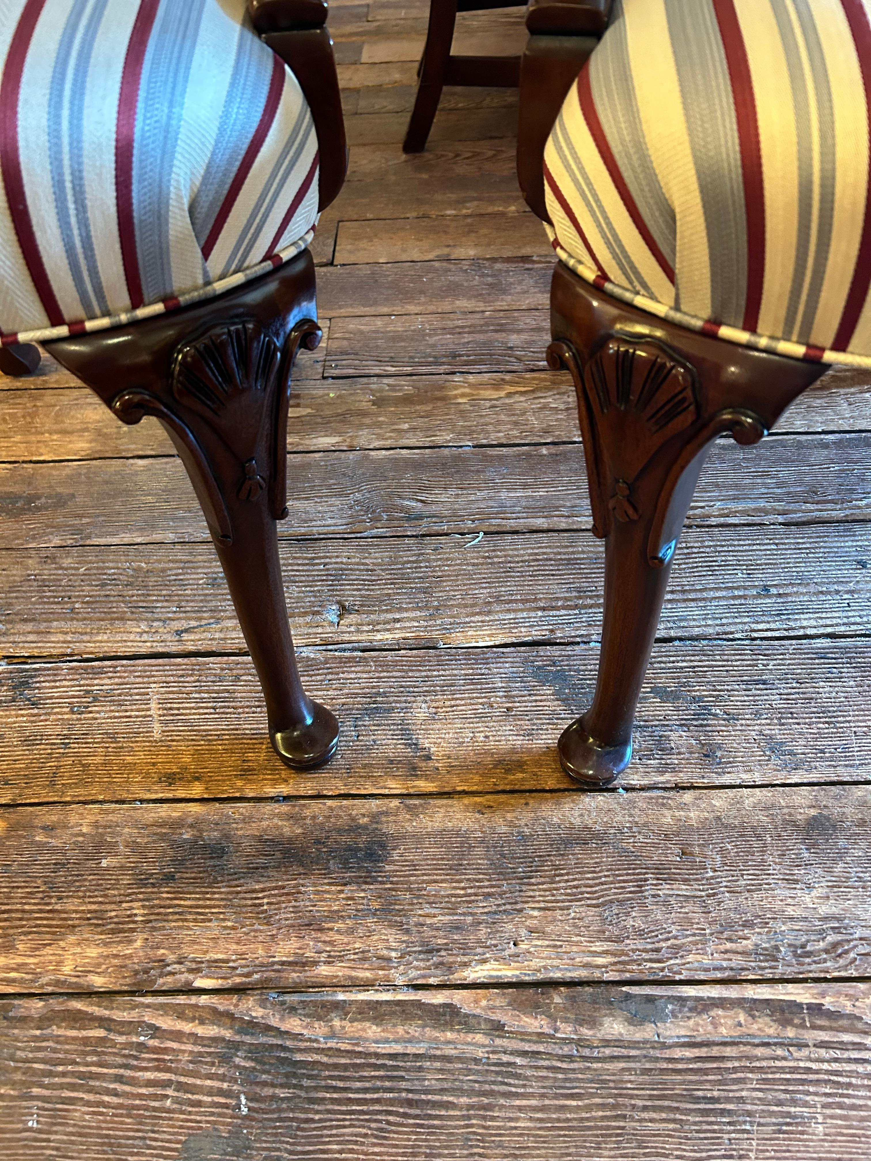 Traditionelles Paar Mahagoni & gepolsterte Armstühle (21. Jahrhundert und zeitgenössisch) im Angebot