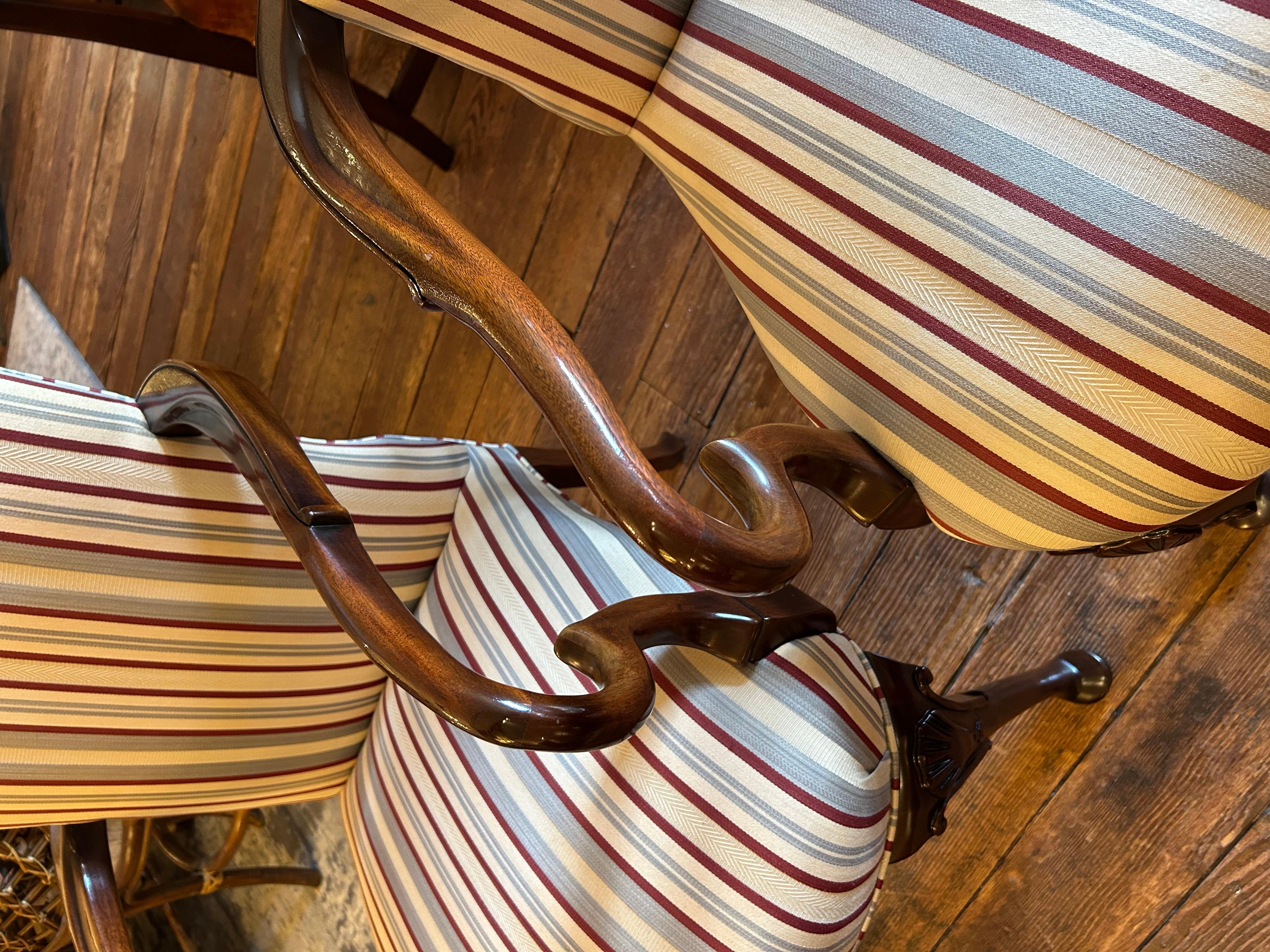 Traditionelles Paar Mahagoni & gepolsterte Armstühle (Polster) im Angebot