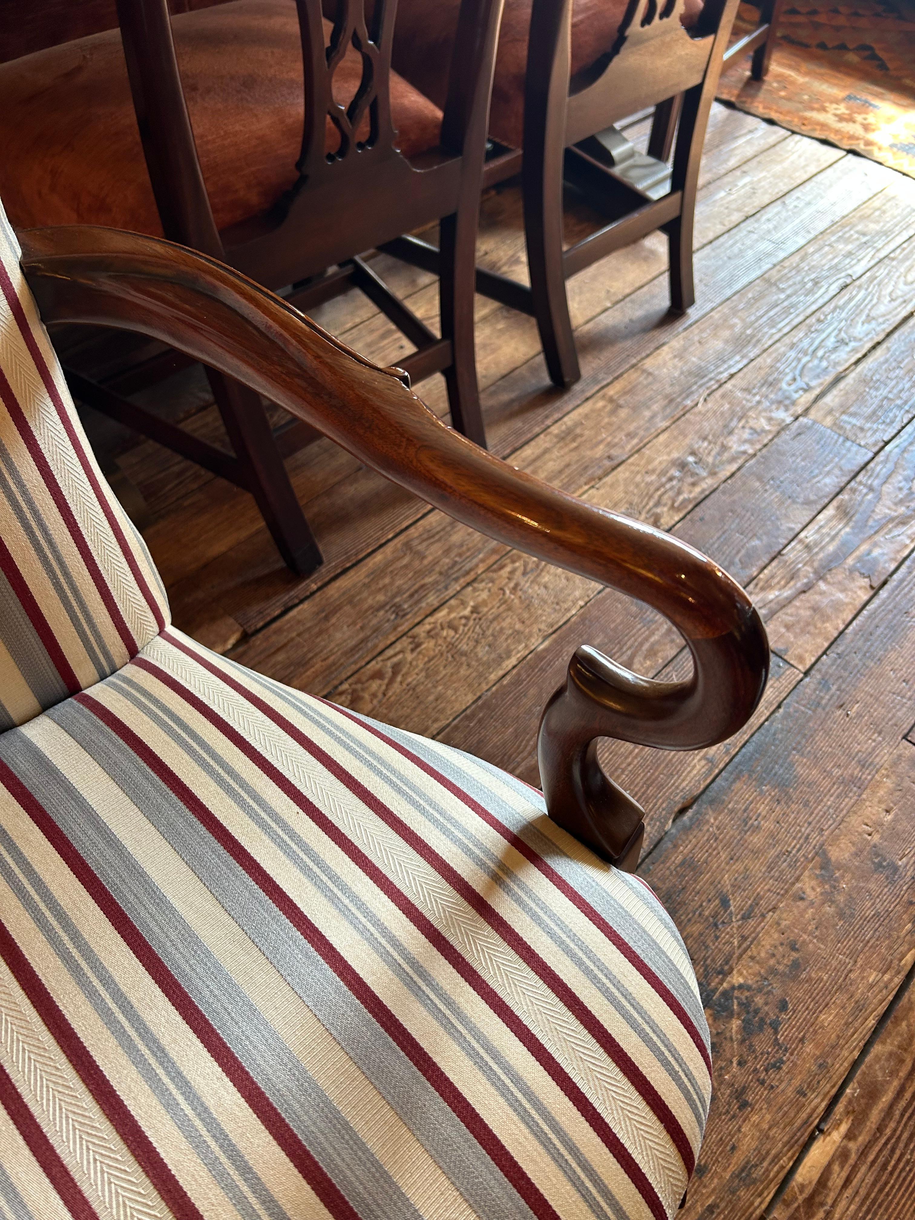 Traditionelles Paar Mahagoni & gepolsterte Armstühle im Angebot 1