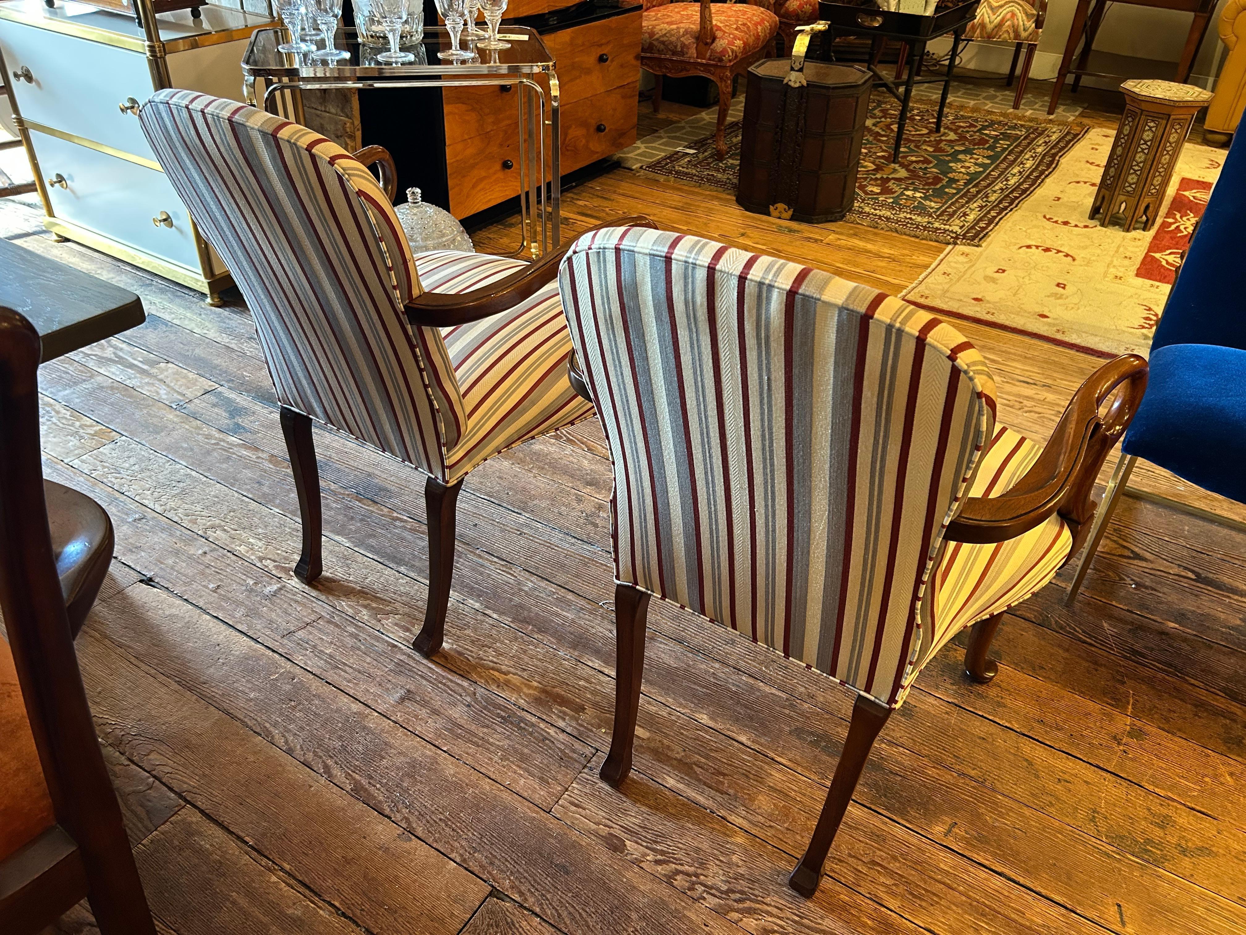 Traditionelles Paar Mahagoni & gepolsterte Armstühle im Angebot 2