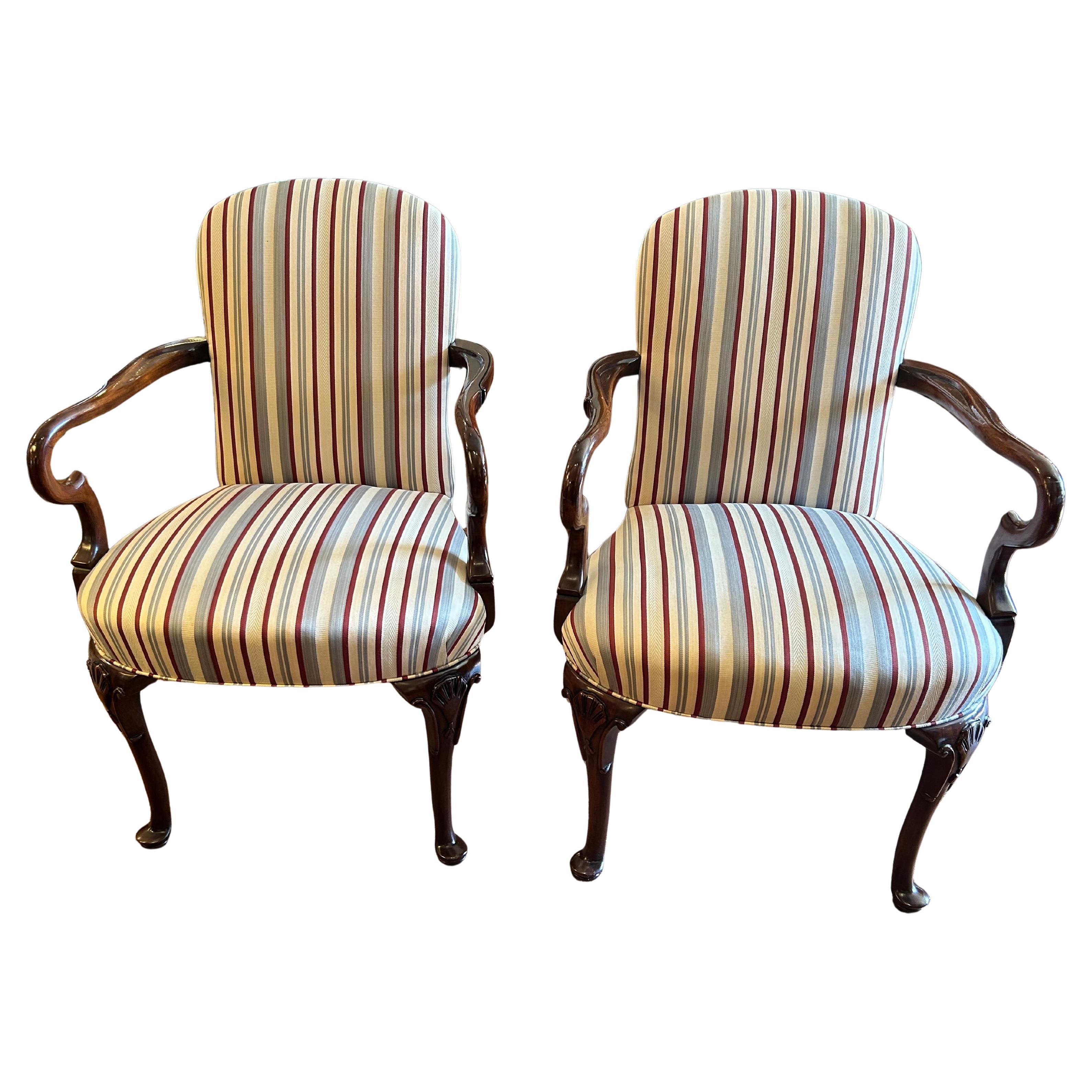 Traditionelles Paar Mahagoni & gepolsterte Armstühle im Angebot