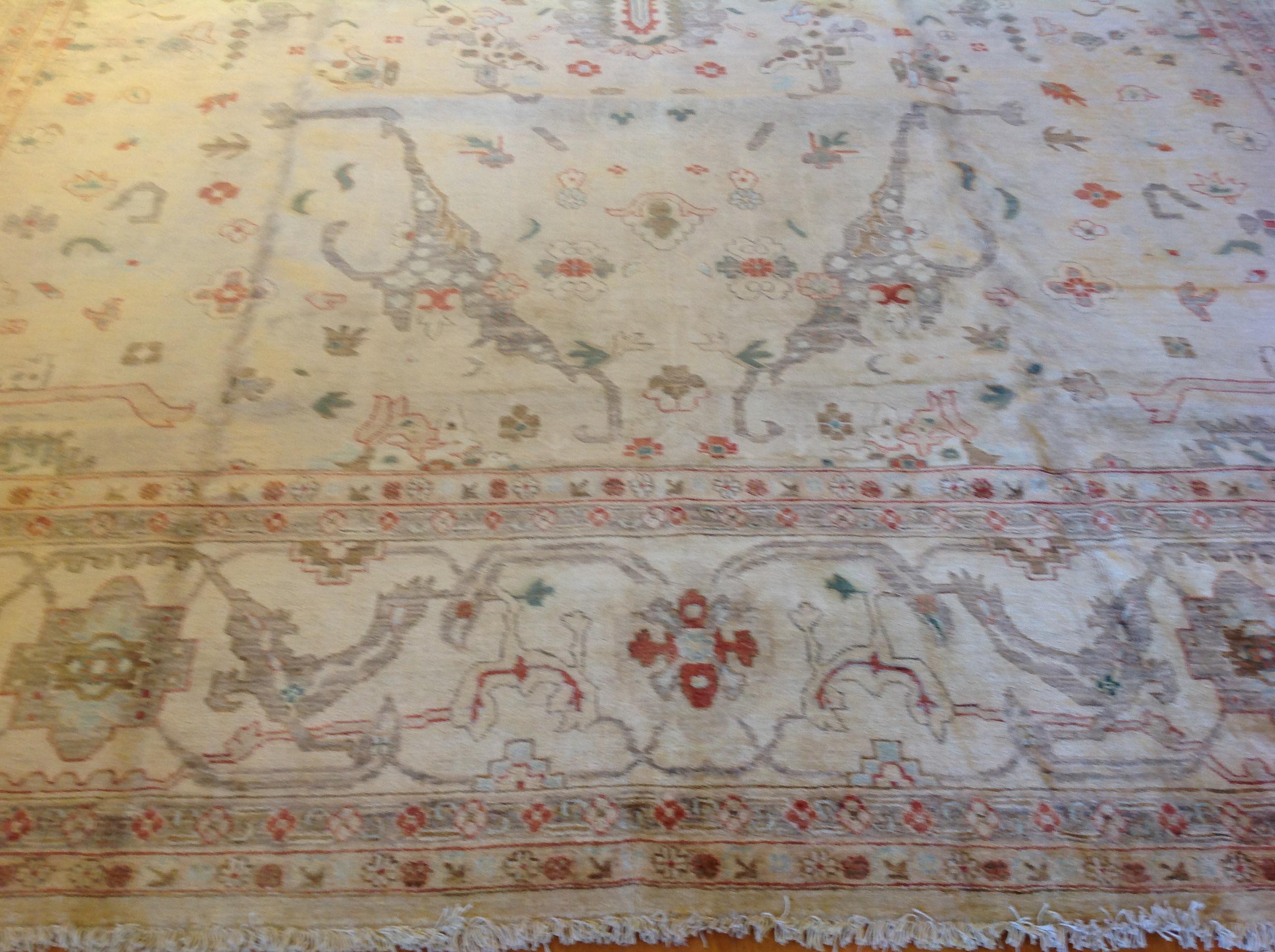 Traditional Pakistani Beige Wool Area Rug with Floral Motif In New Condition For Sale In Los Angeles, CA