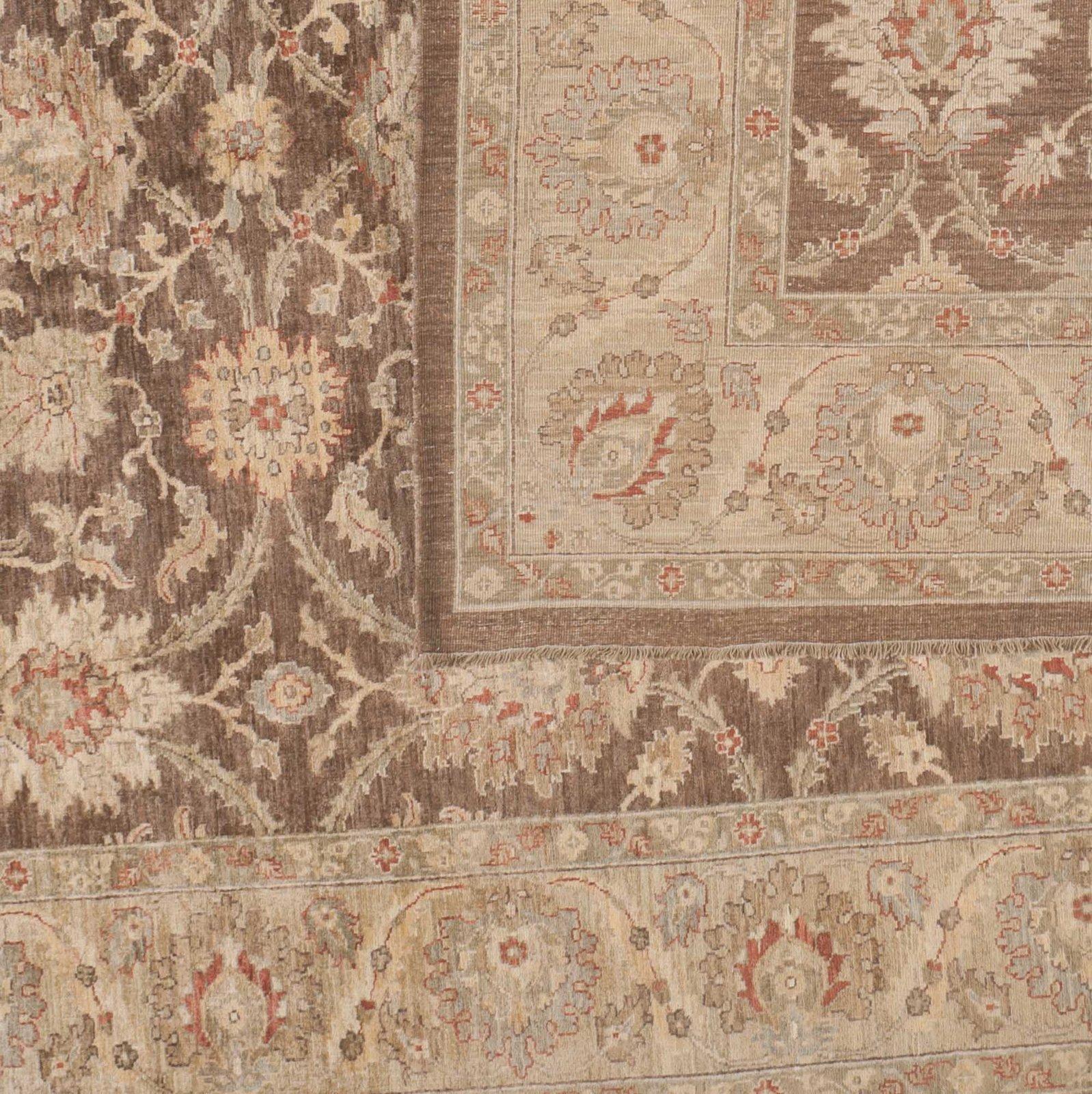 Medaglioni floreali gialli, azzurri e rossi spiccano su uno sfondo marrone e beige in questo disegno tradizionale pakistano. Lana. Annodato a mano in Pakistan con tinture vegetali.