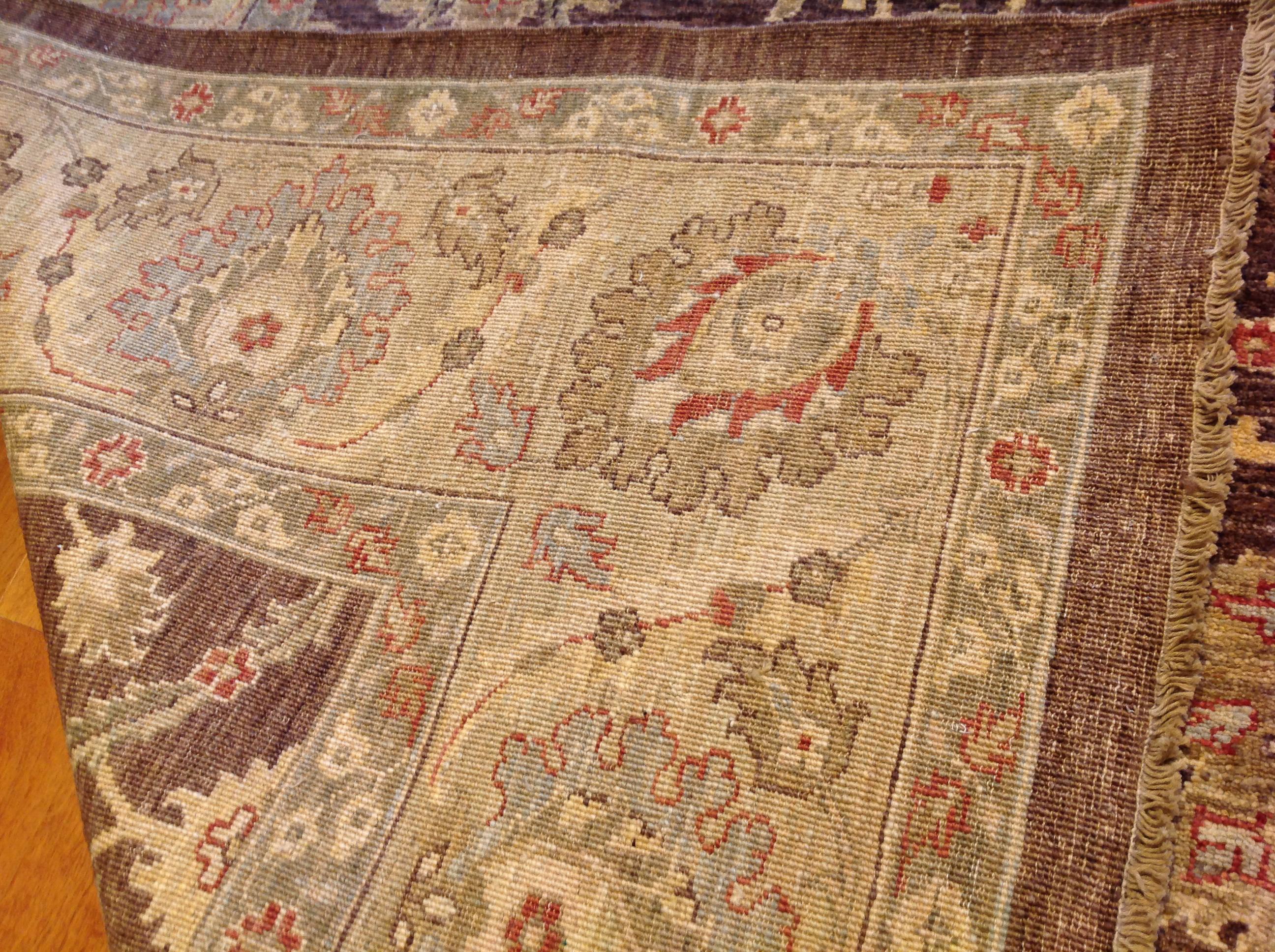 Tappeto tradizionale pakistano marrone con medaglioni floreali In condizioni Nuovo in vendita a West Hollywood, CA
