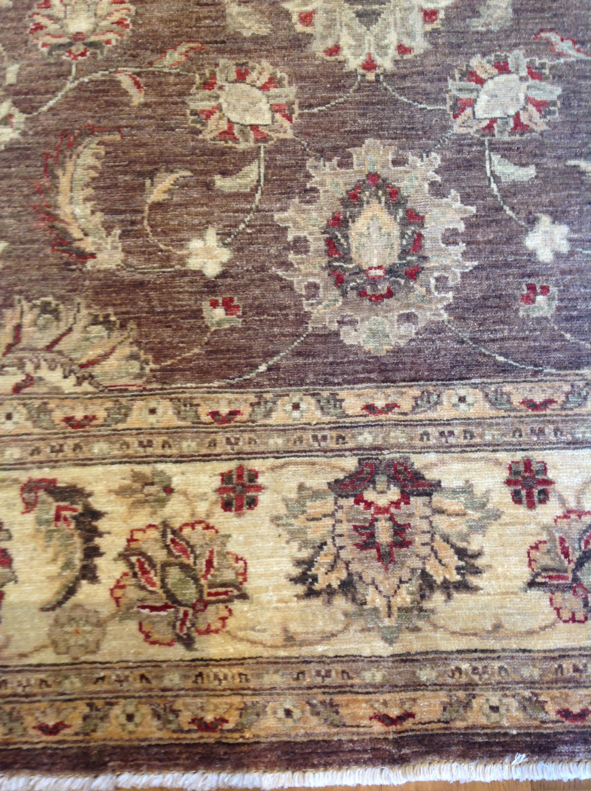 Traditioneller brauner quadratischer pakistanischer Teppich (Handgeknüpft) im Angebot