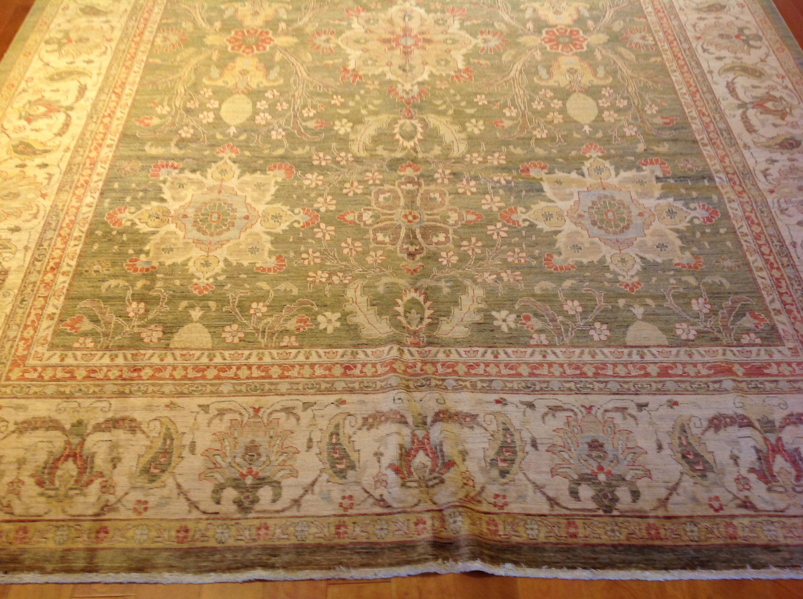 Traditional Pakistani Green Area Rug with Floral Medallions In New Condition For Sale In Los Angeles, CA