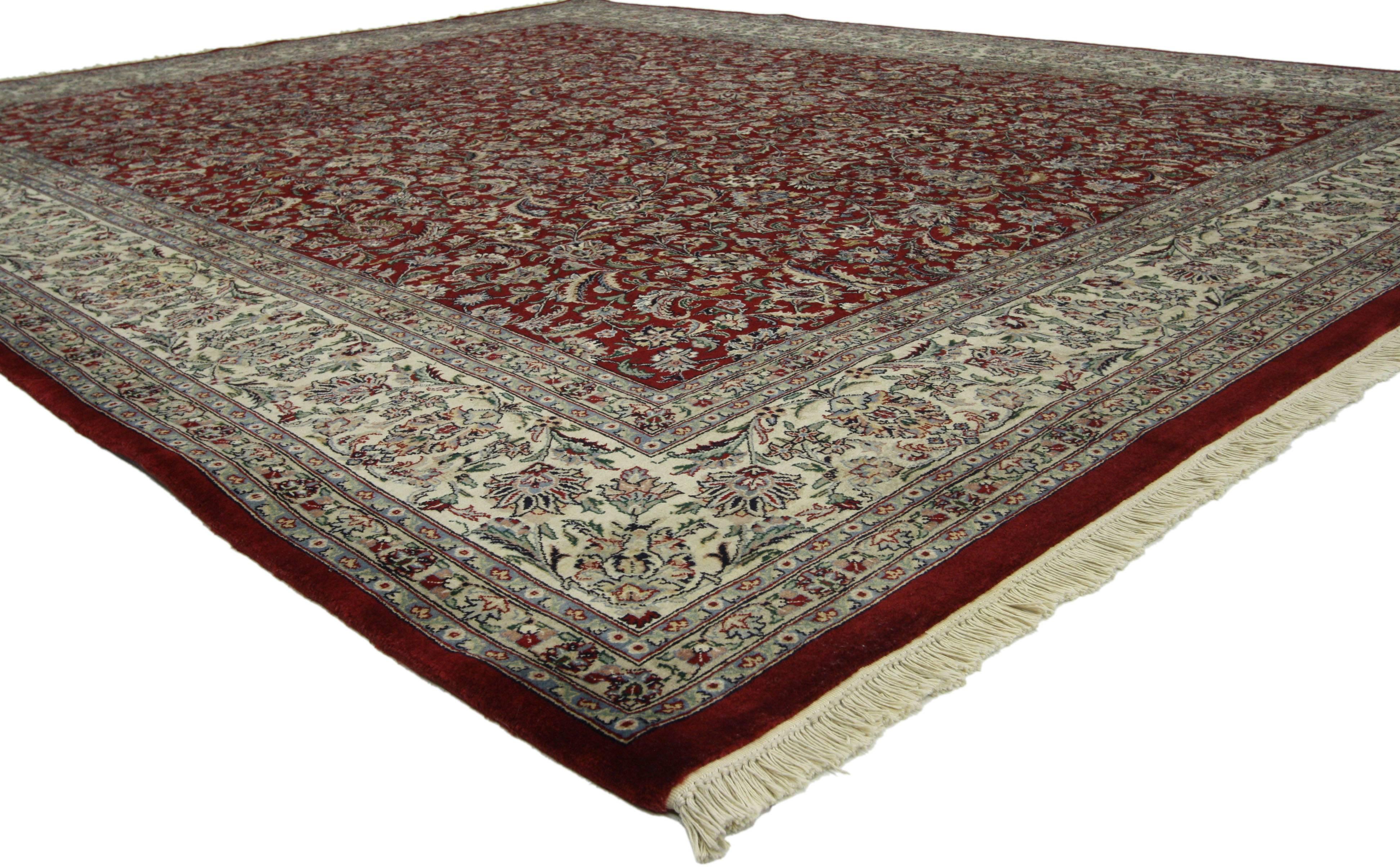 73492, un tapis pakistanais de style persan avec un motif floral sur toute la surface. Ce magnifique tapis de style persan présente un jardin cinétique de palmettes, de vignes, de boteh et de lys de style hérati dans un champ de vin bordeaux. Des