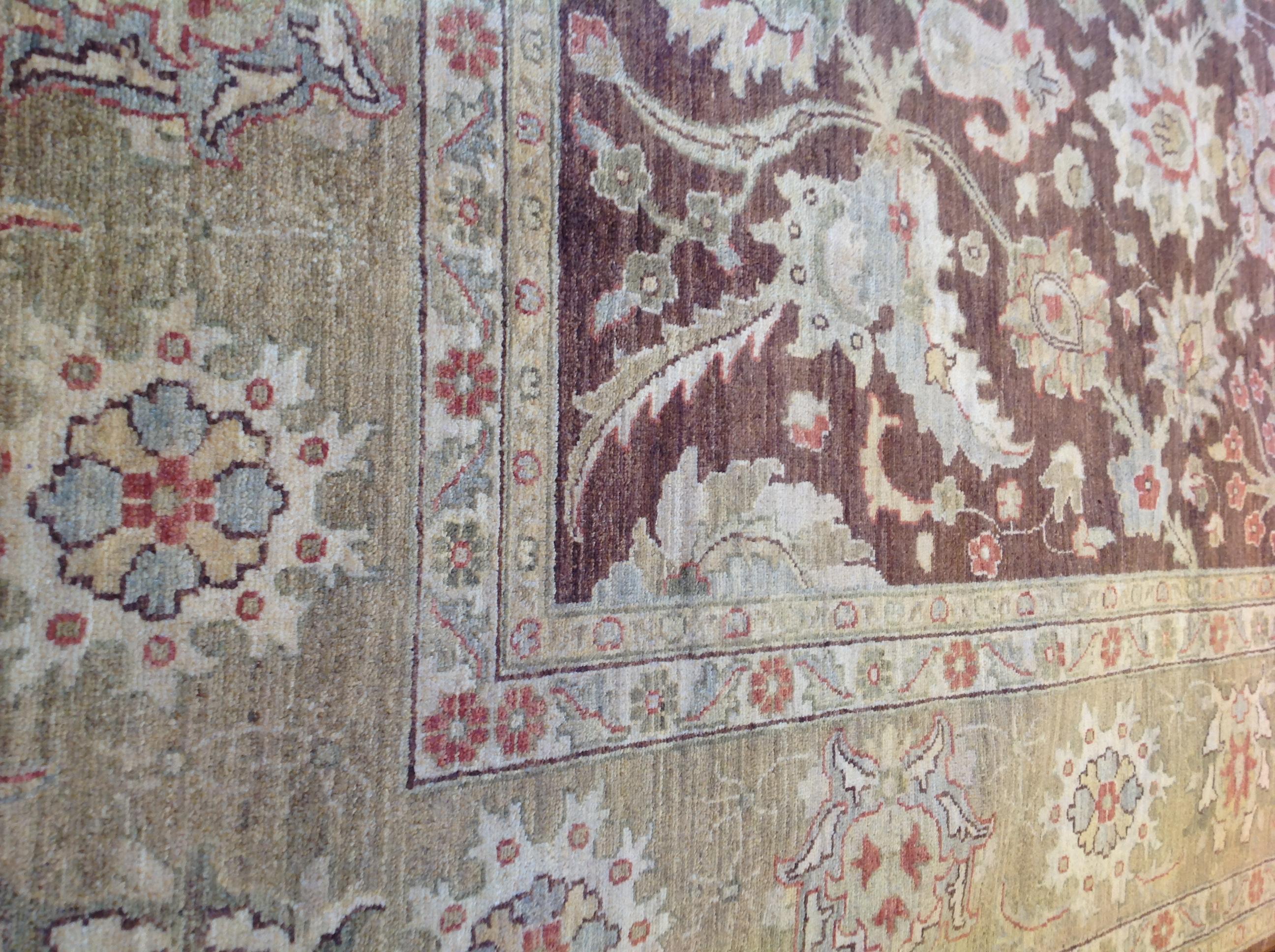 Traditioneller pakistanischer Teppich in Braun und Beige im Angebot 5