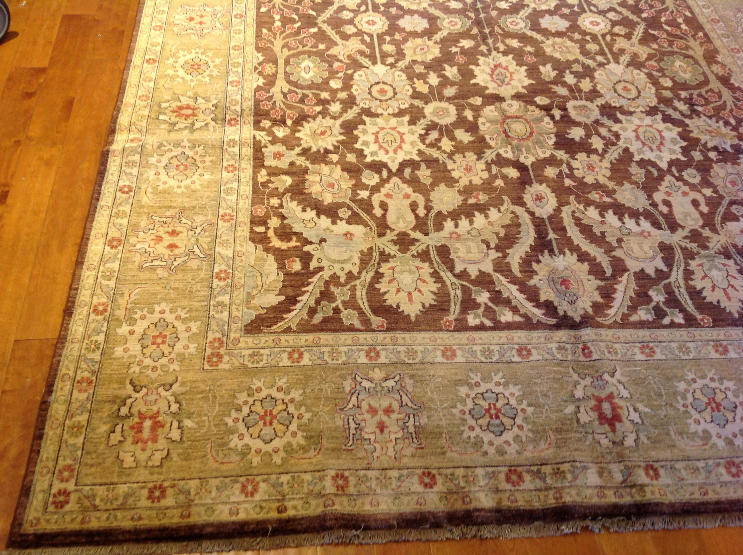 Traditioneller pakistanischer Teppich in Braun und Beige (Wolle) im Angebot