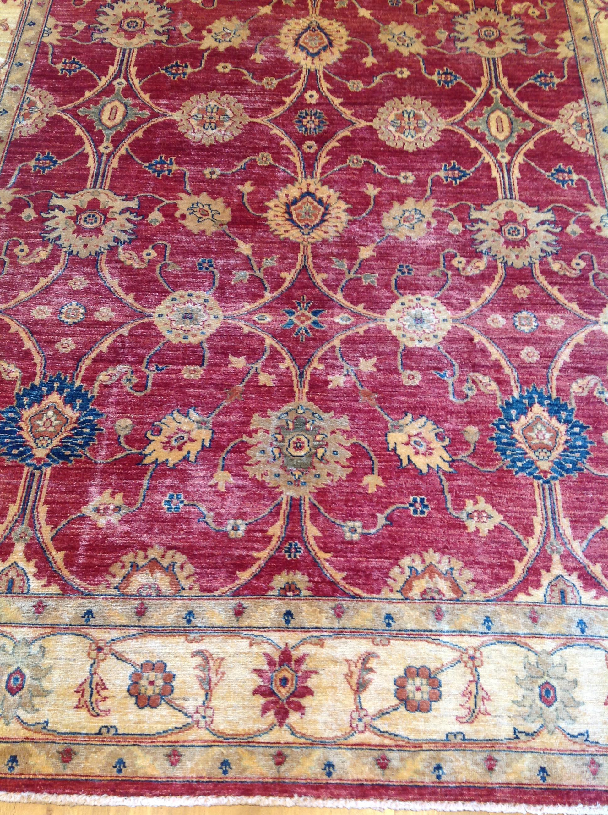 Traditioneller pakistanischer Teppich mit rotem, blauem und beigem Muster (Handgeknüpft) im Angebot