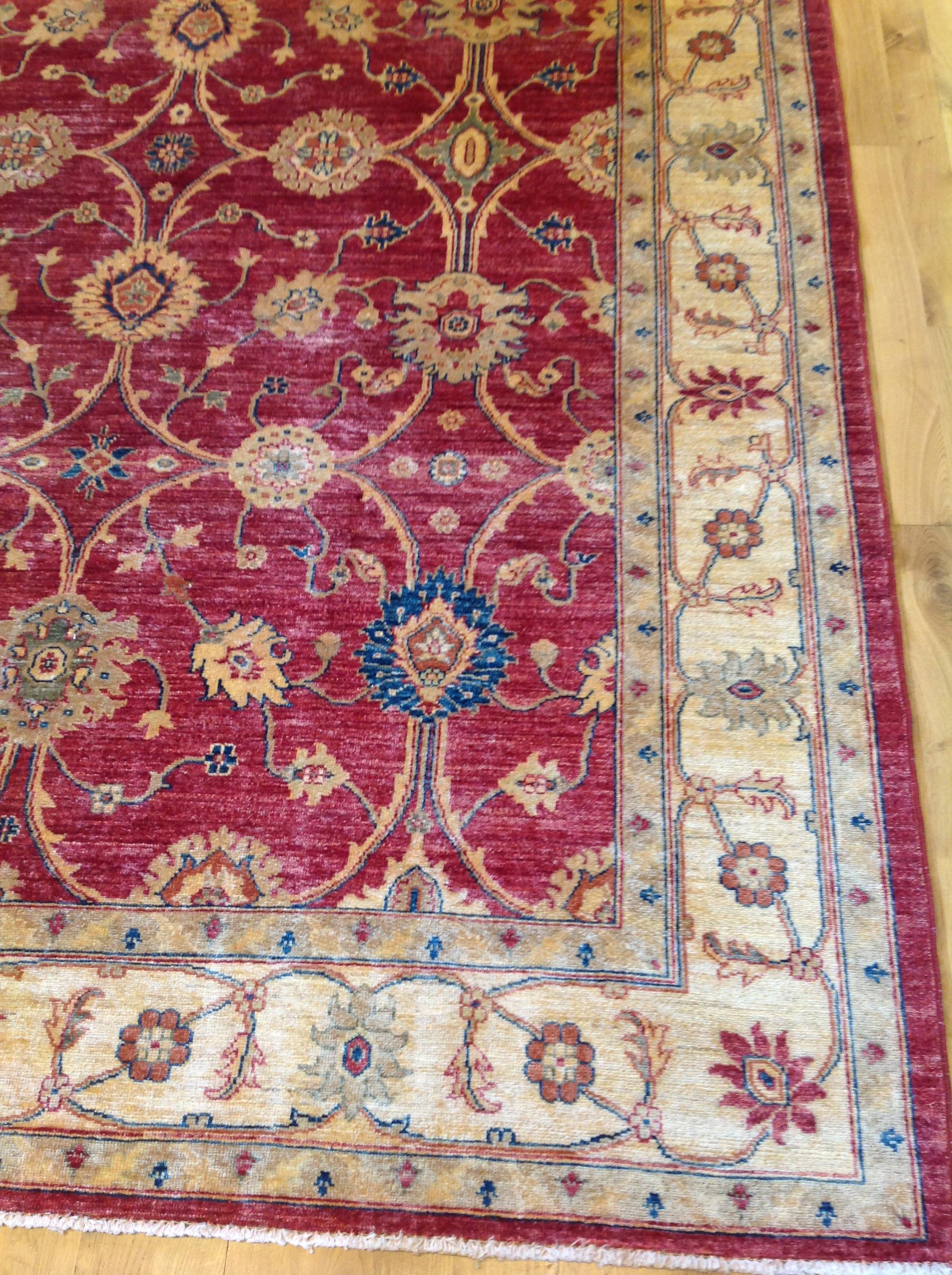 Traditioneller pakistanischer Teppich mit rotem, blauem und beigem Muster im Zustand „Neu“ im Angebot in Los Angeles, CA