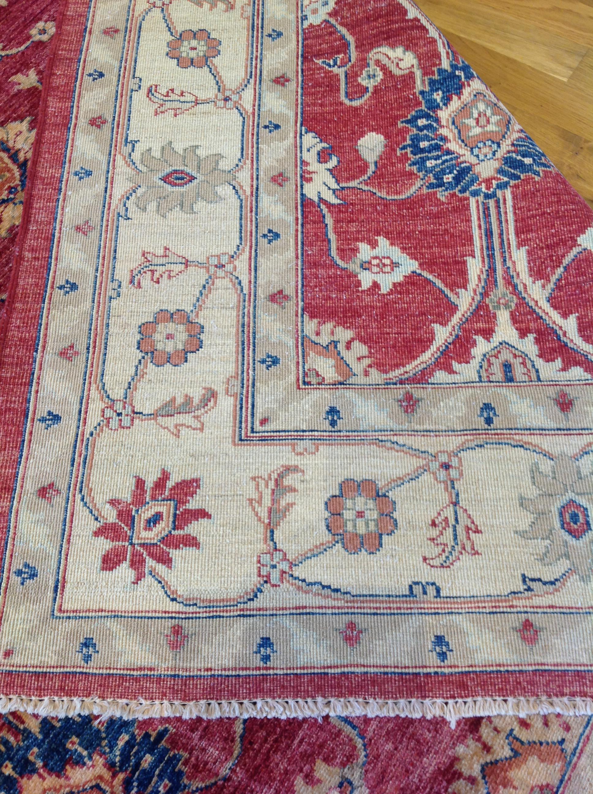 Traditioneller pakistanischer Teppich mit rotem, blauem und beigem Muster (Wolle) im Angebot