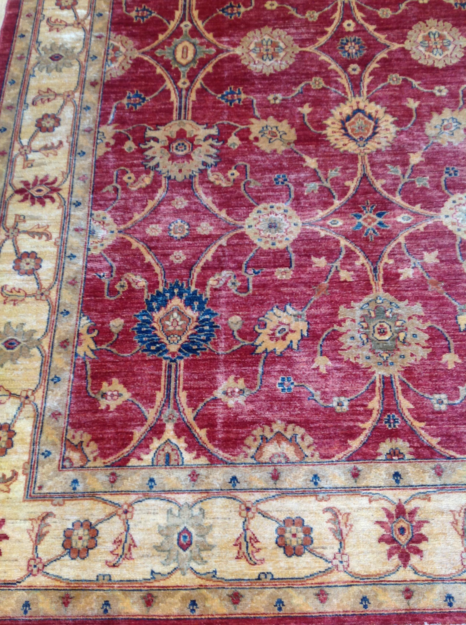 Traditioneller pakistanischer Teppich mit rotem, blauem und beigem Muster im Angebot 1