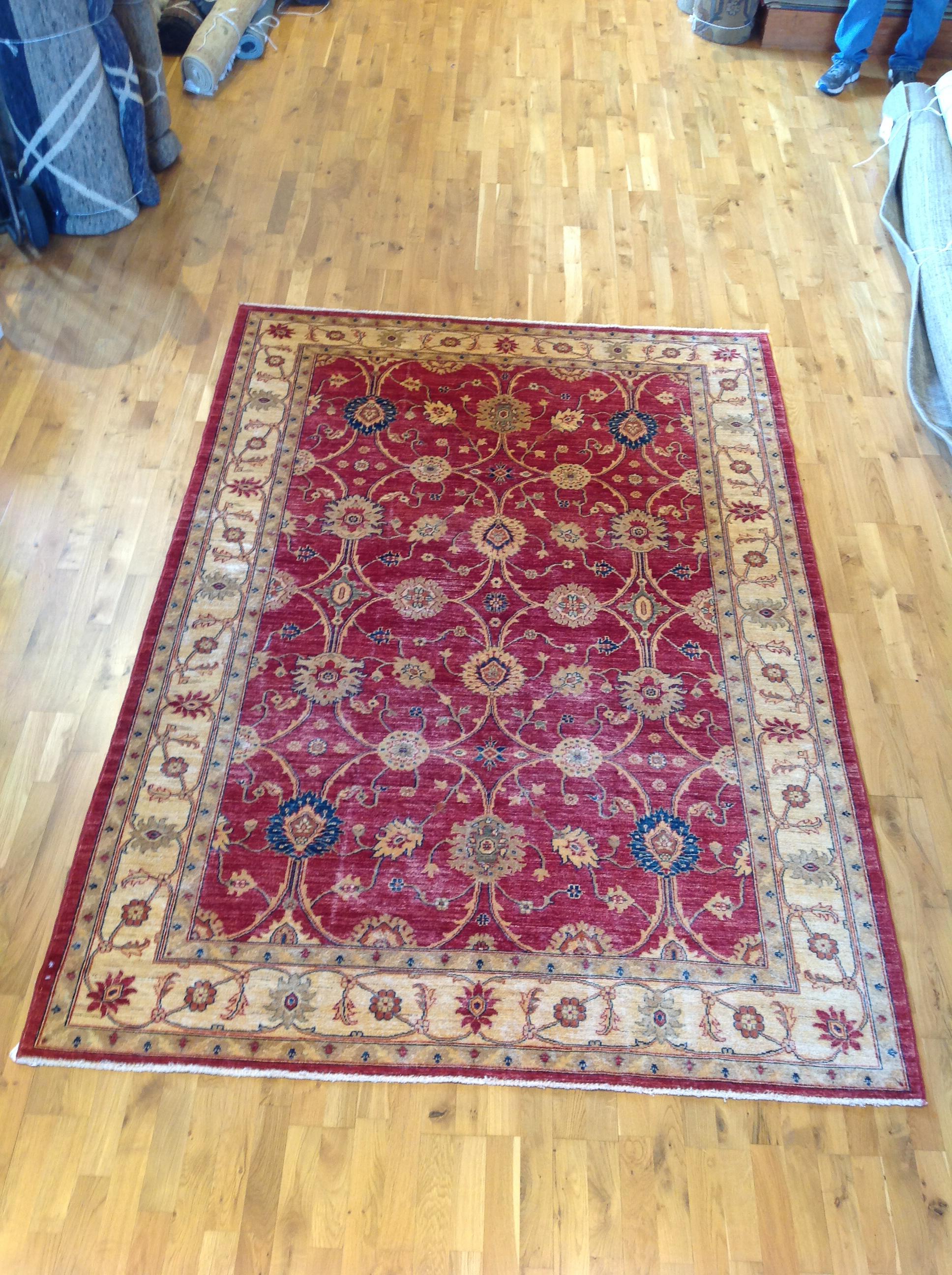 Traditioneller pakistanischer Teppich mit rotem, blauem und beigem Muster im Angebot 2