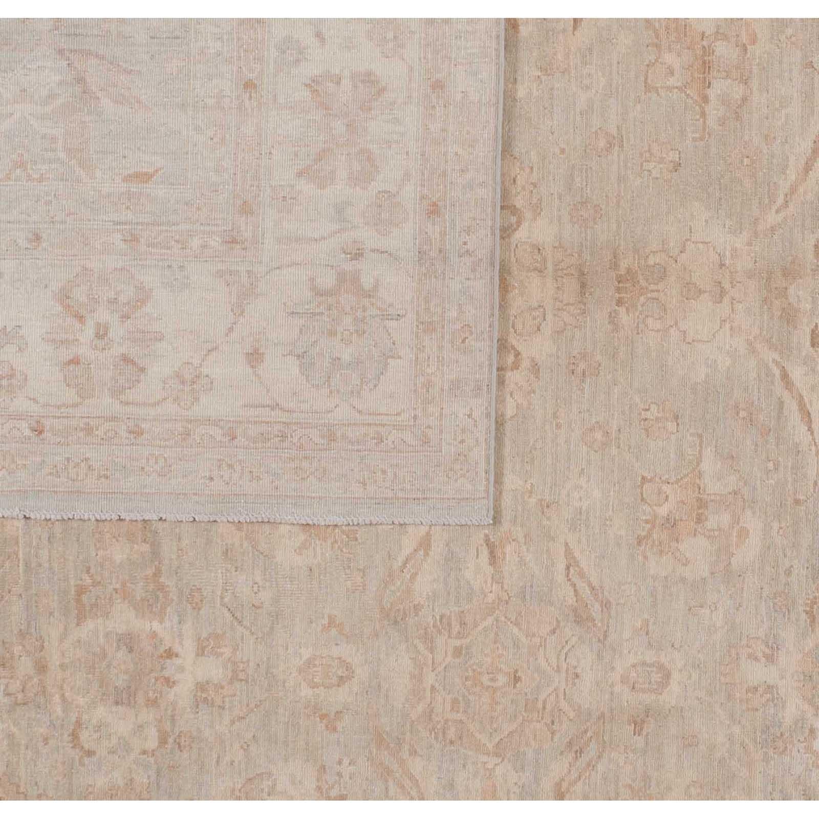 Gedämpfte Beige-, Braun- und Grüntöne machen diesen charmanten Wollteppich zu einem sehr vielseitigen Stück. Das traditionelle Blumenmotiv eignet sich sowohl für formelle als auch für informelle Anlässe, während die neutralen Farben eine Reihe von