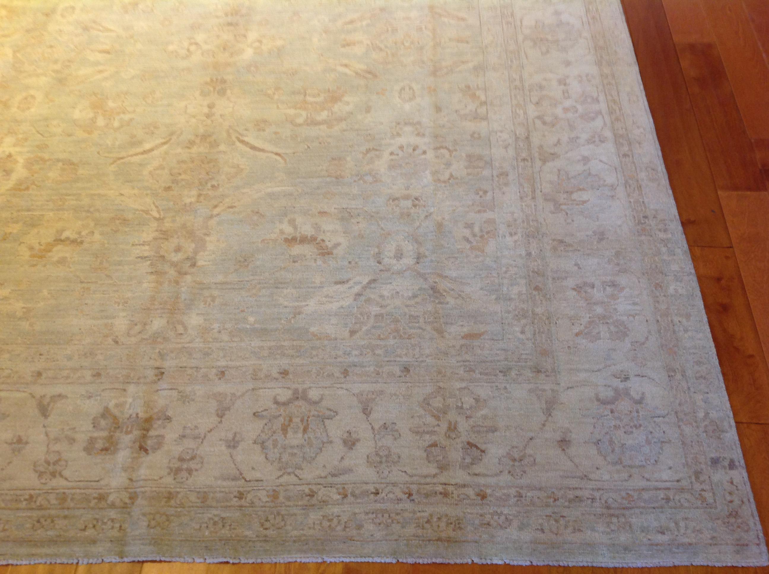 Traditioneller pakistanischer Wollteppich (Pakistanisch) im Angebot