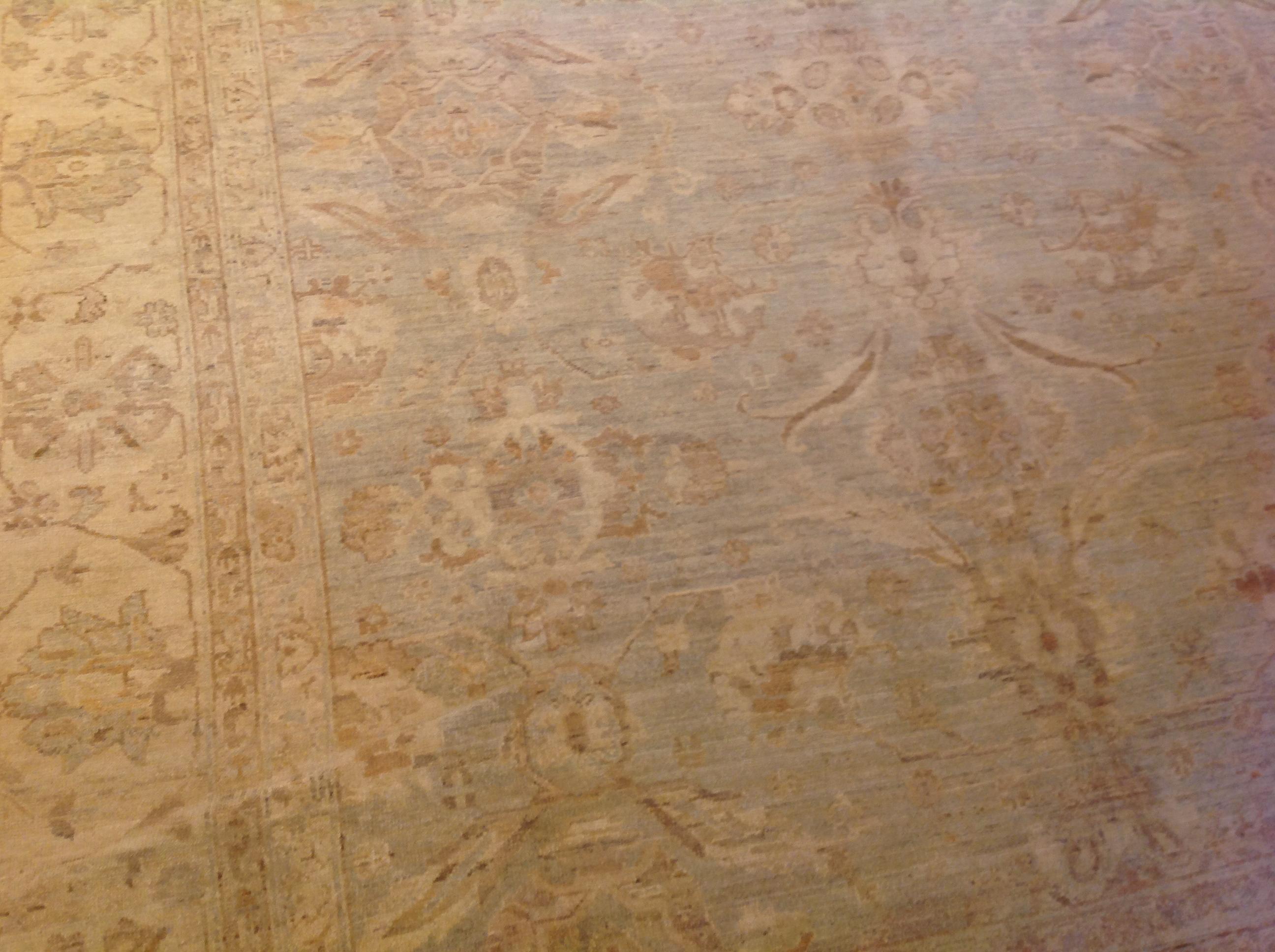 Traditioneller pakistanischer Wollteppich im Zustand „Neu“ im Angebot in West Hollywood, CA